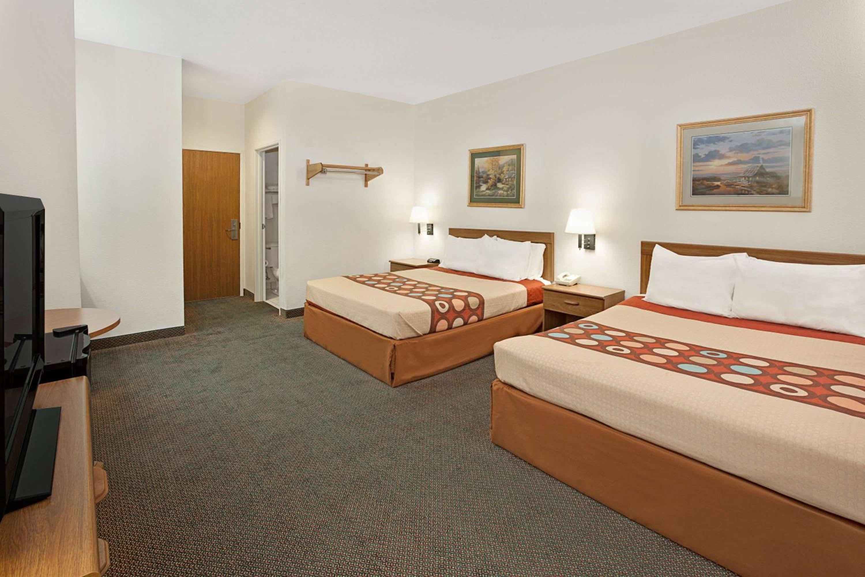 Queen Room with Two Queen Beds - Non-Smoking photo 1