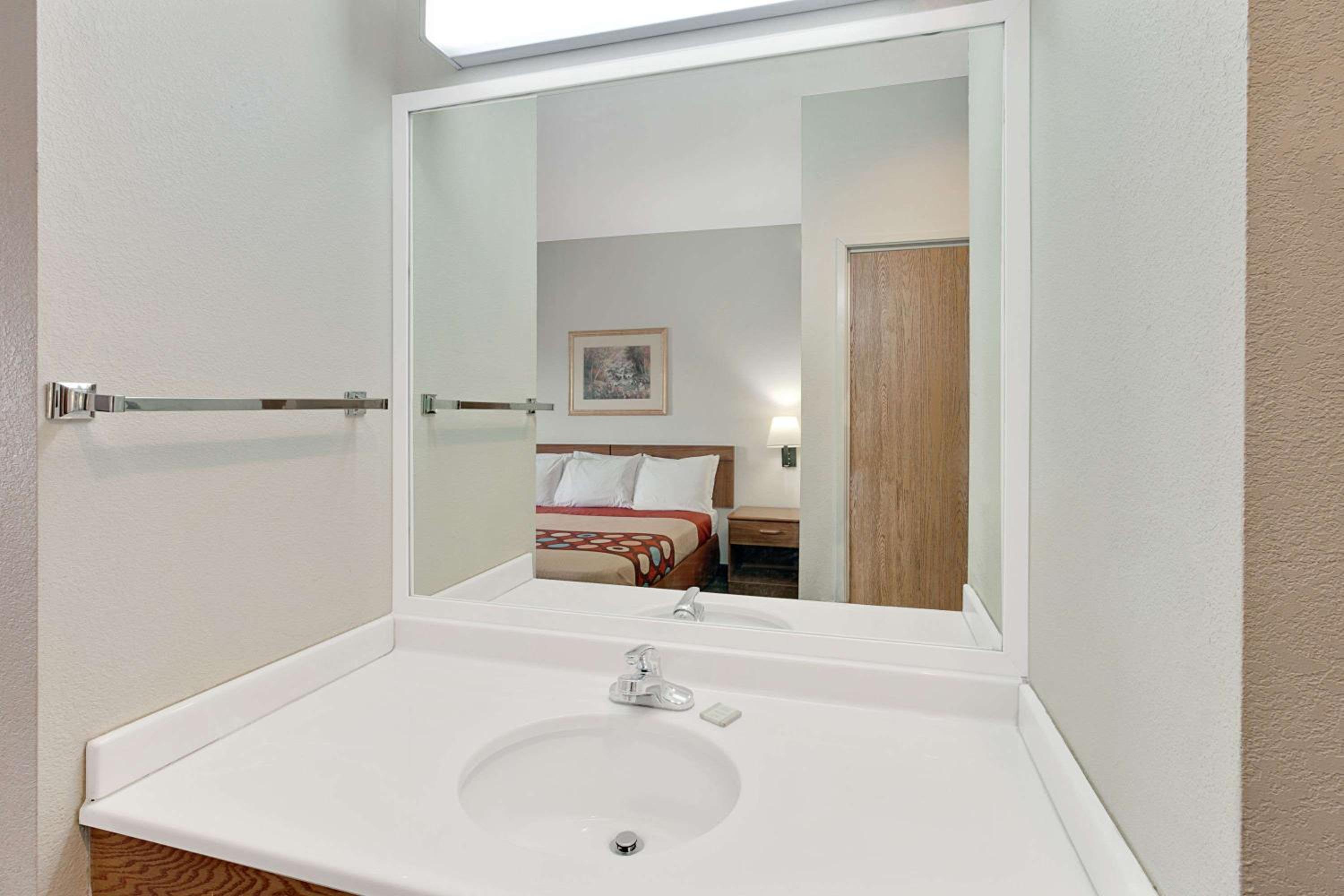 King Room - Non-Smoking photo 2