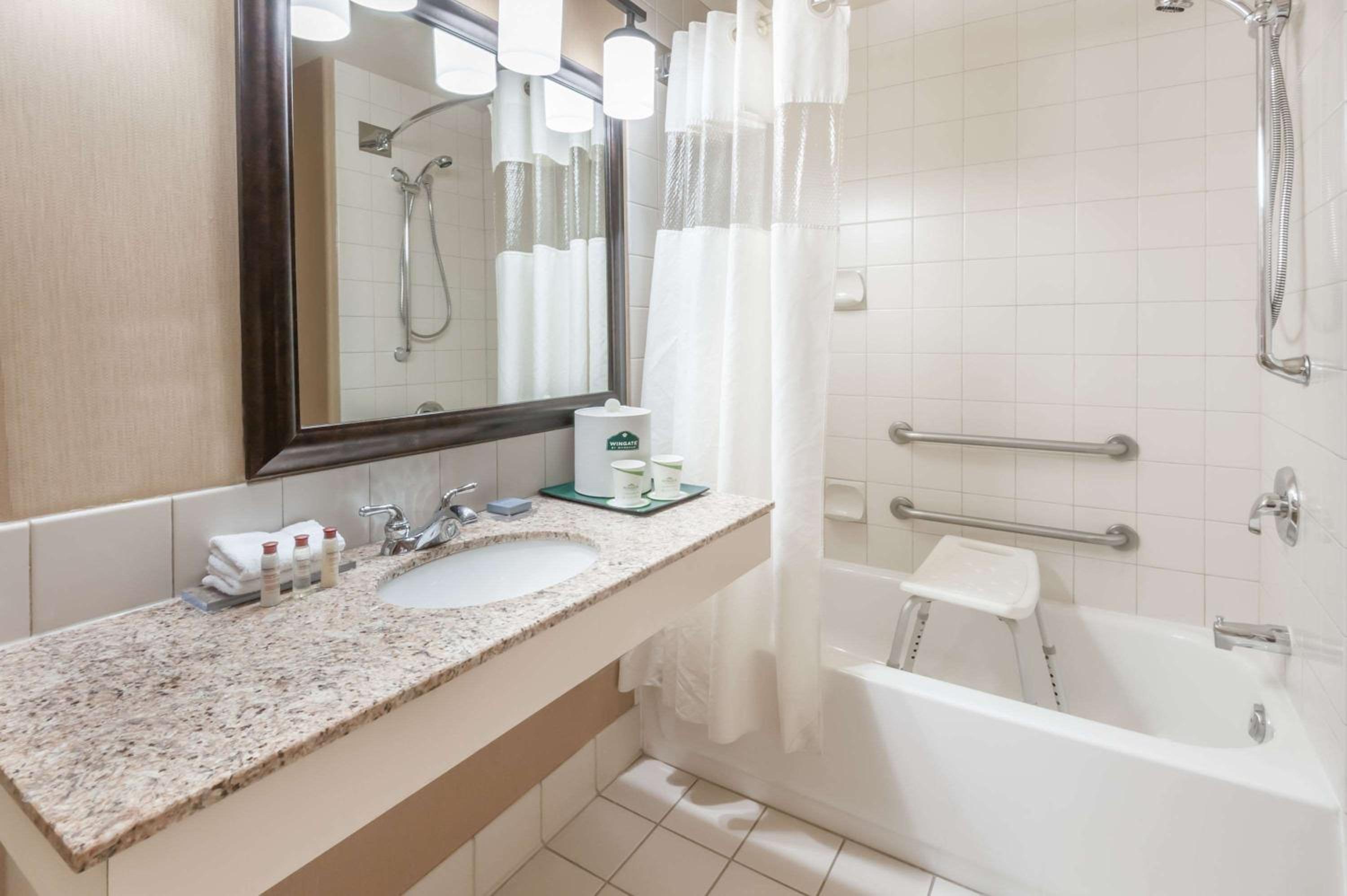 Queen Room - Disability Access - Photo 6