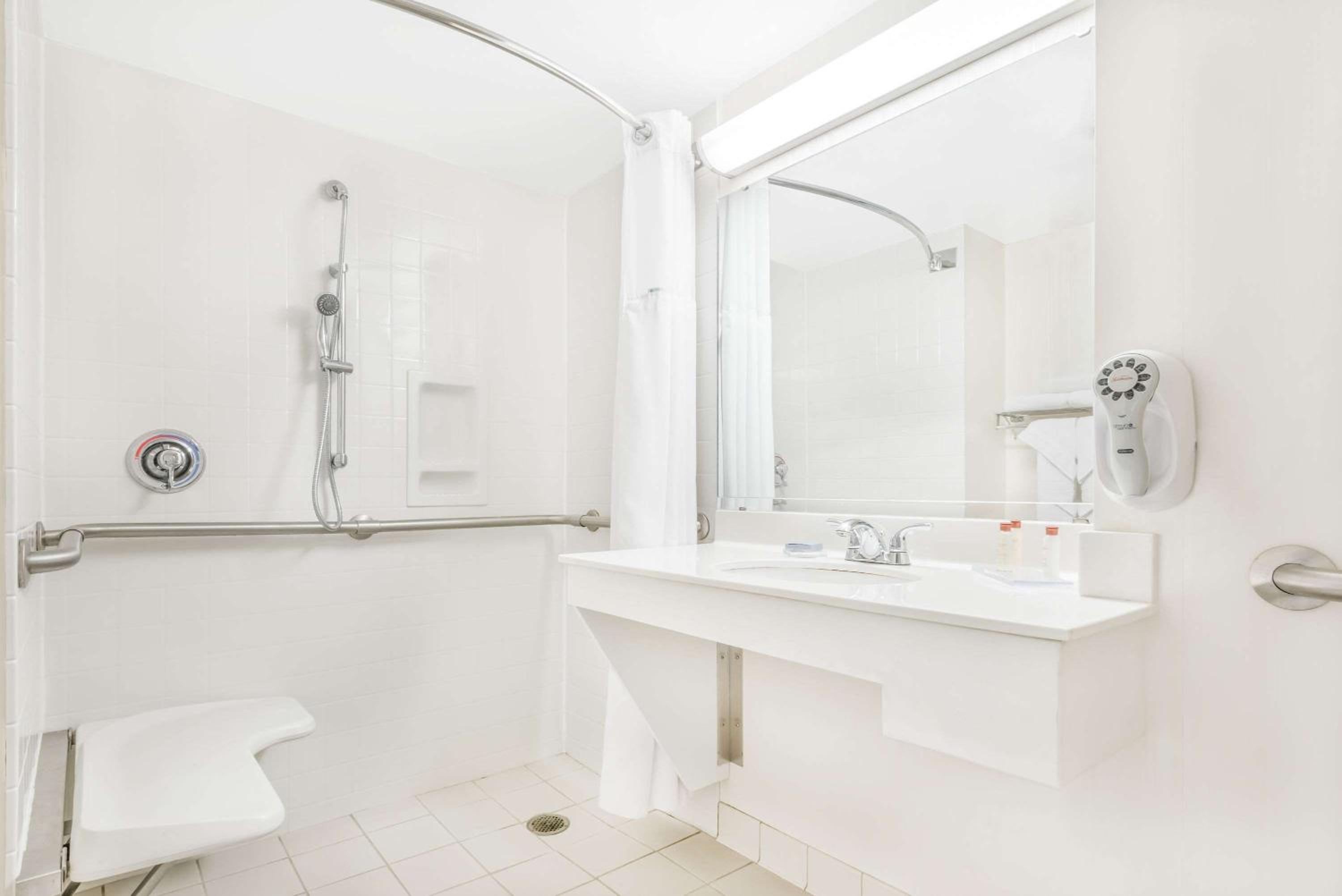 King Room with Roll-in Shower - Mobility Access/Non-Smoking - Photo 3