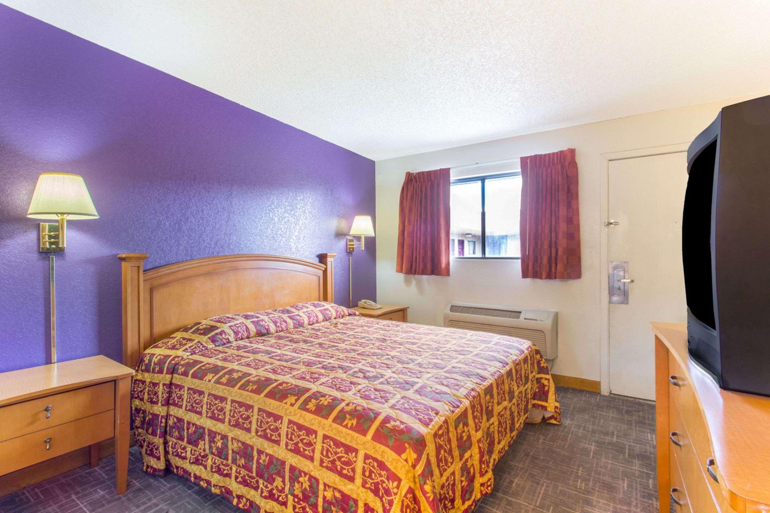King Room - Non-Smoking photo 1