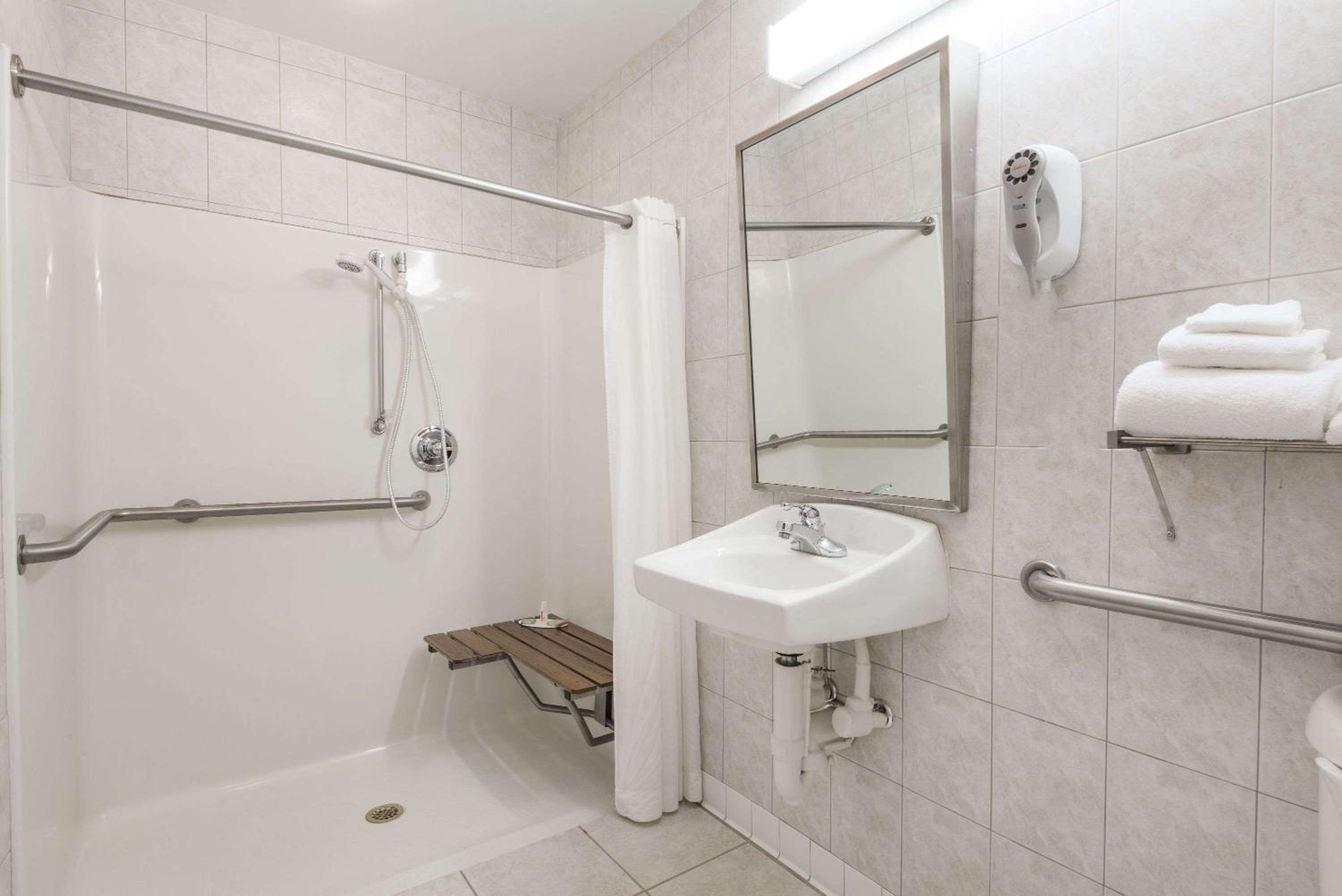 Queen Room with Two Queen Beds - Mobility Access/Non-Smoking - Photo 2