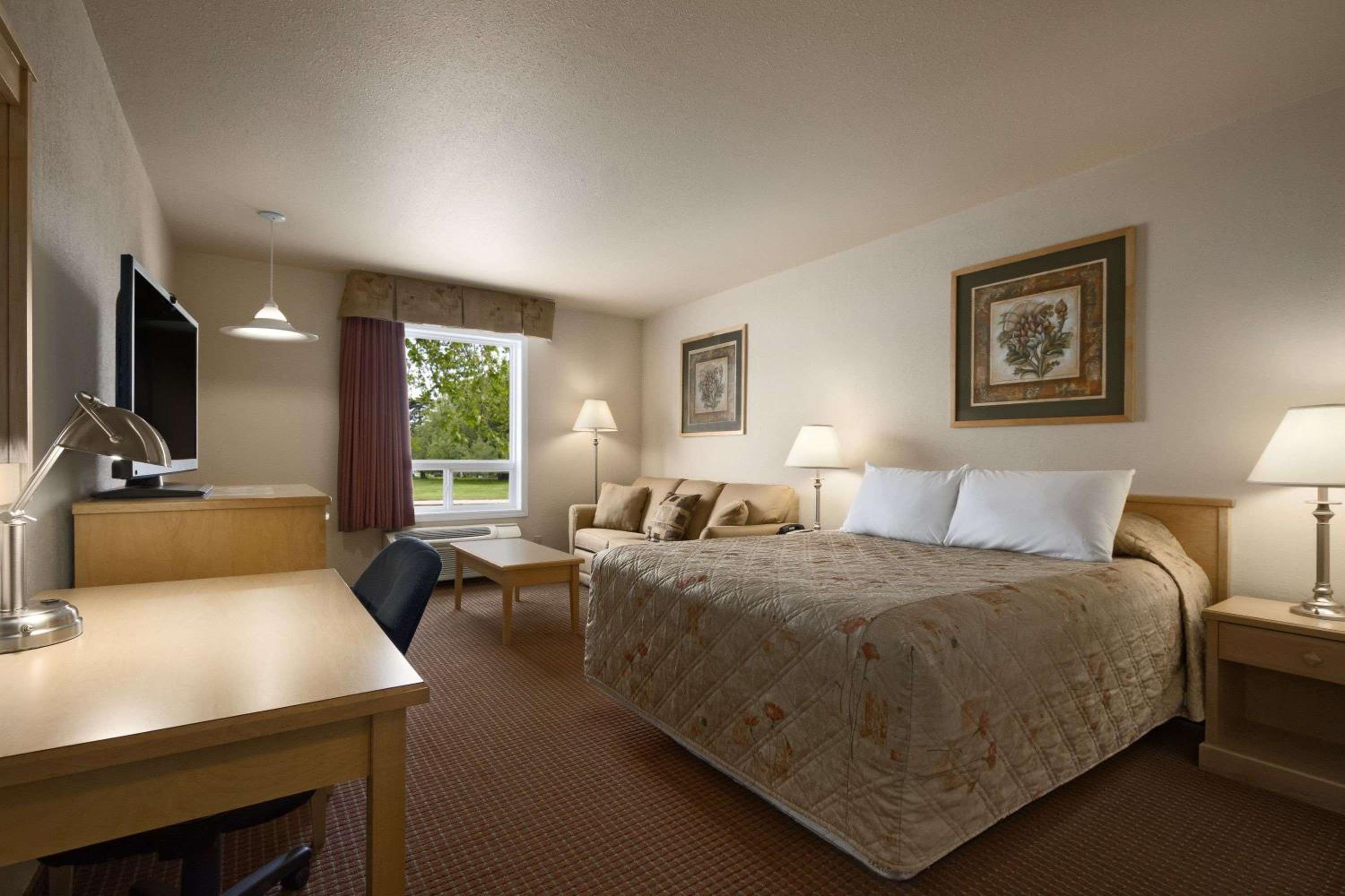 Queen Room - Mobility Access/Non-Smoking photo 3