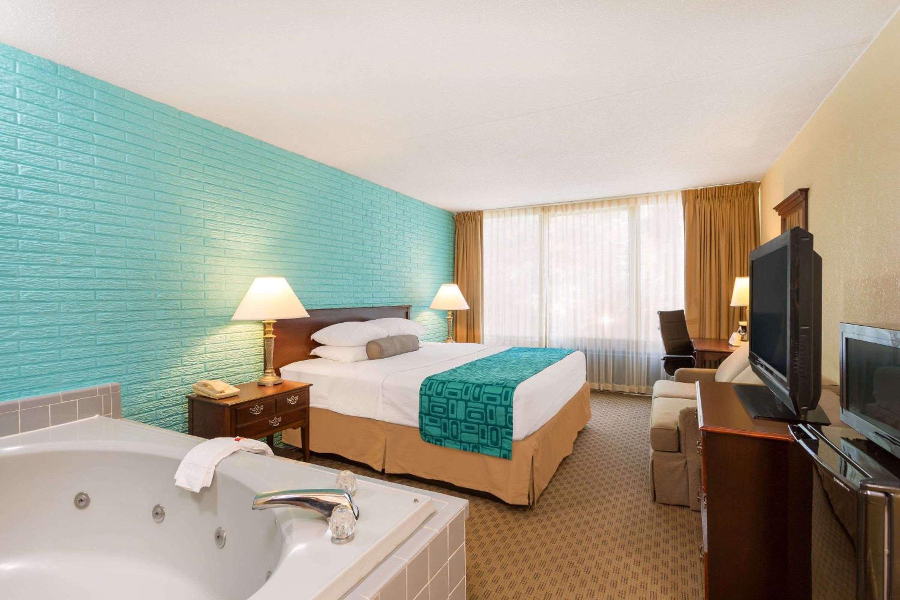 Deluxe King Room - Smoking - Photo 1
