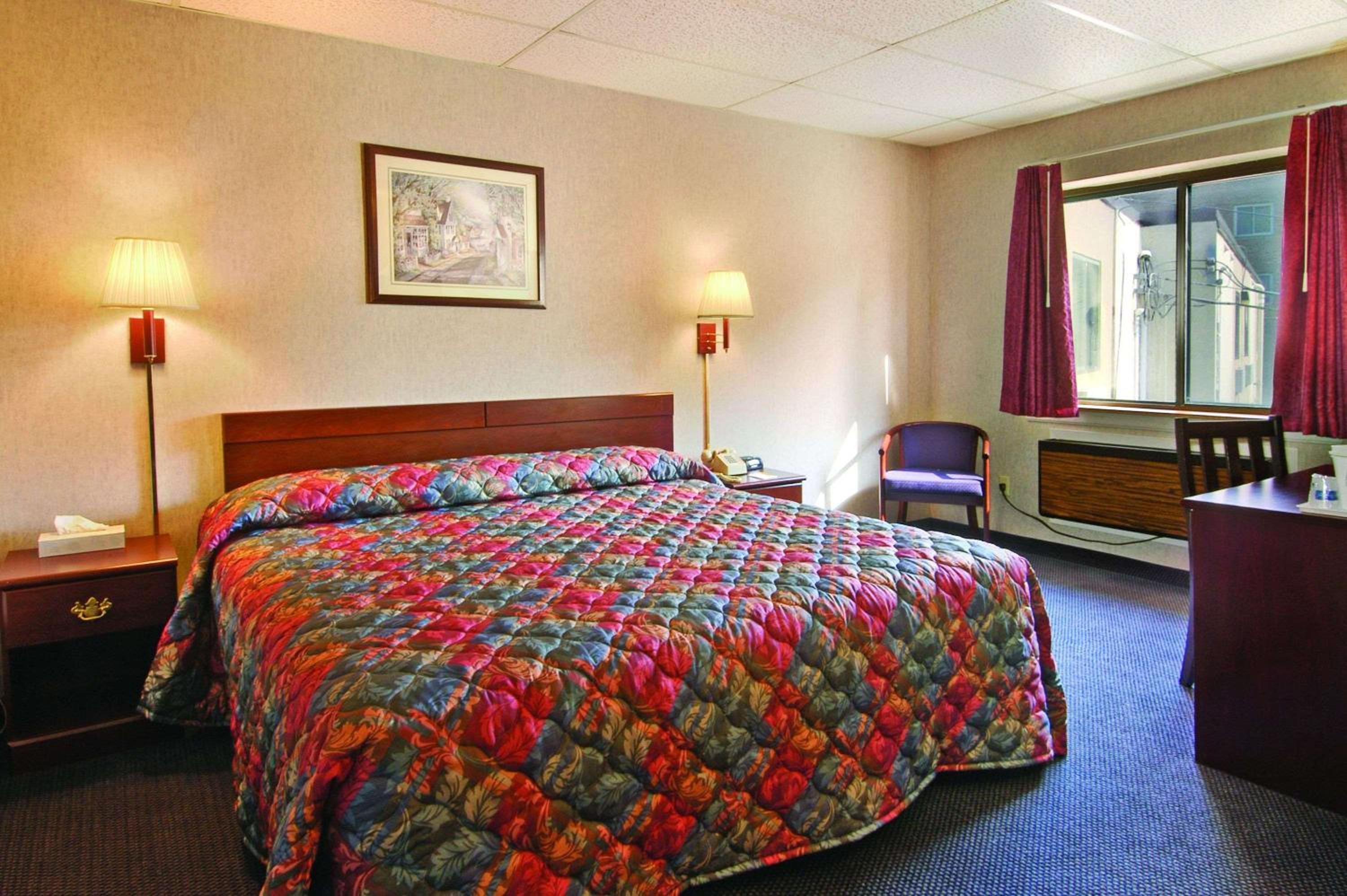 King Room - Non-Smoking - Photo 3