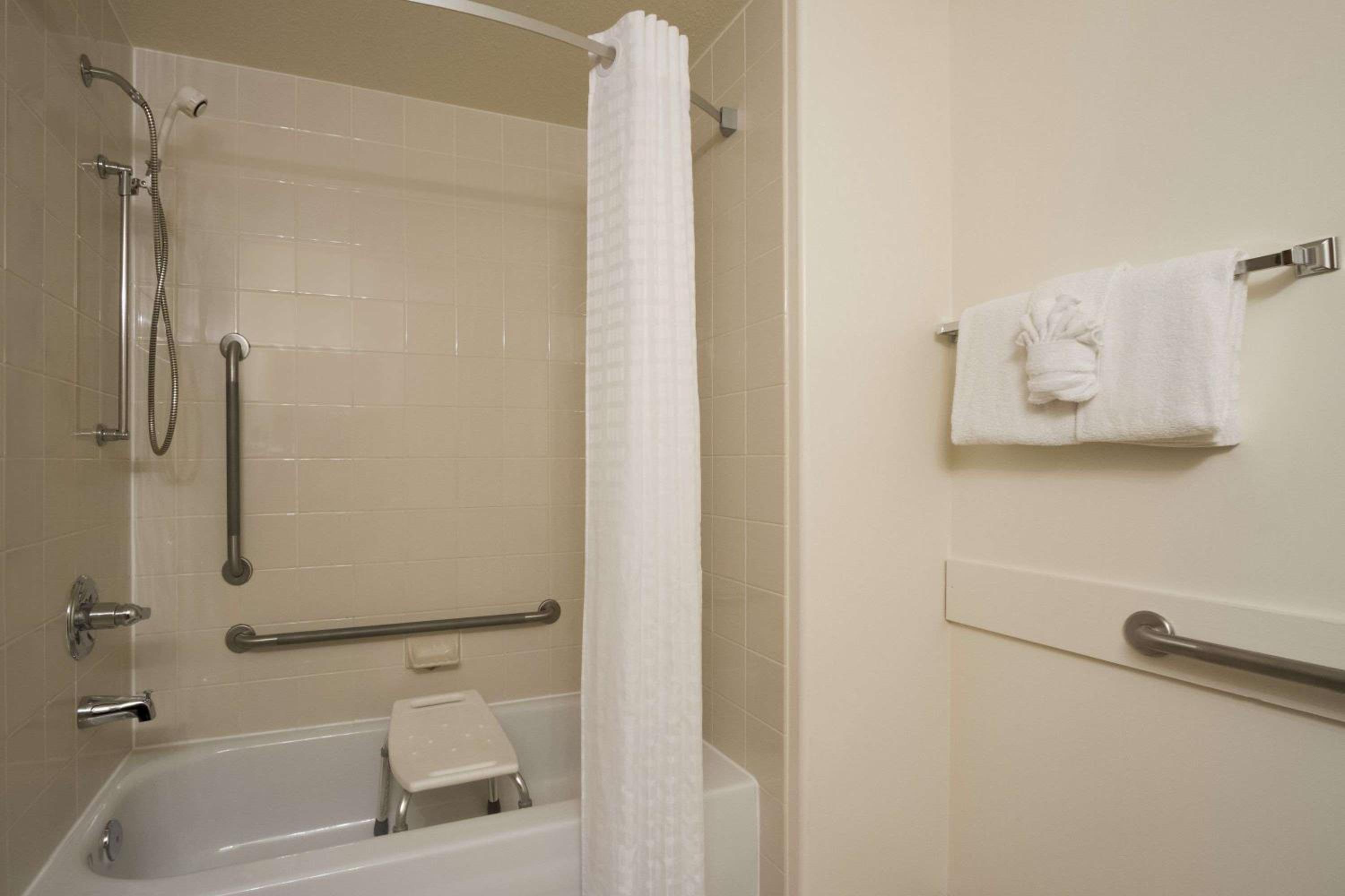 Queen Room - Mobility Access/Non-Smoking photo 2