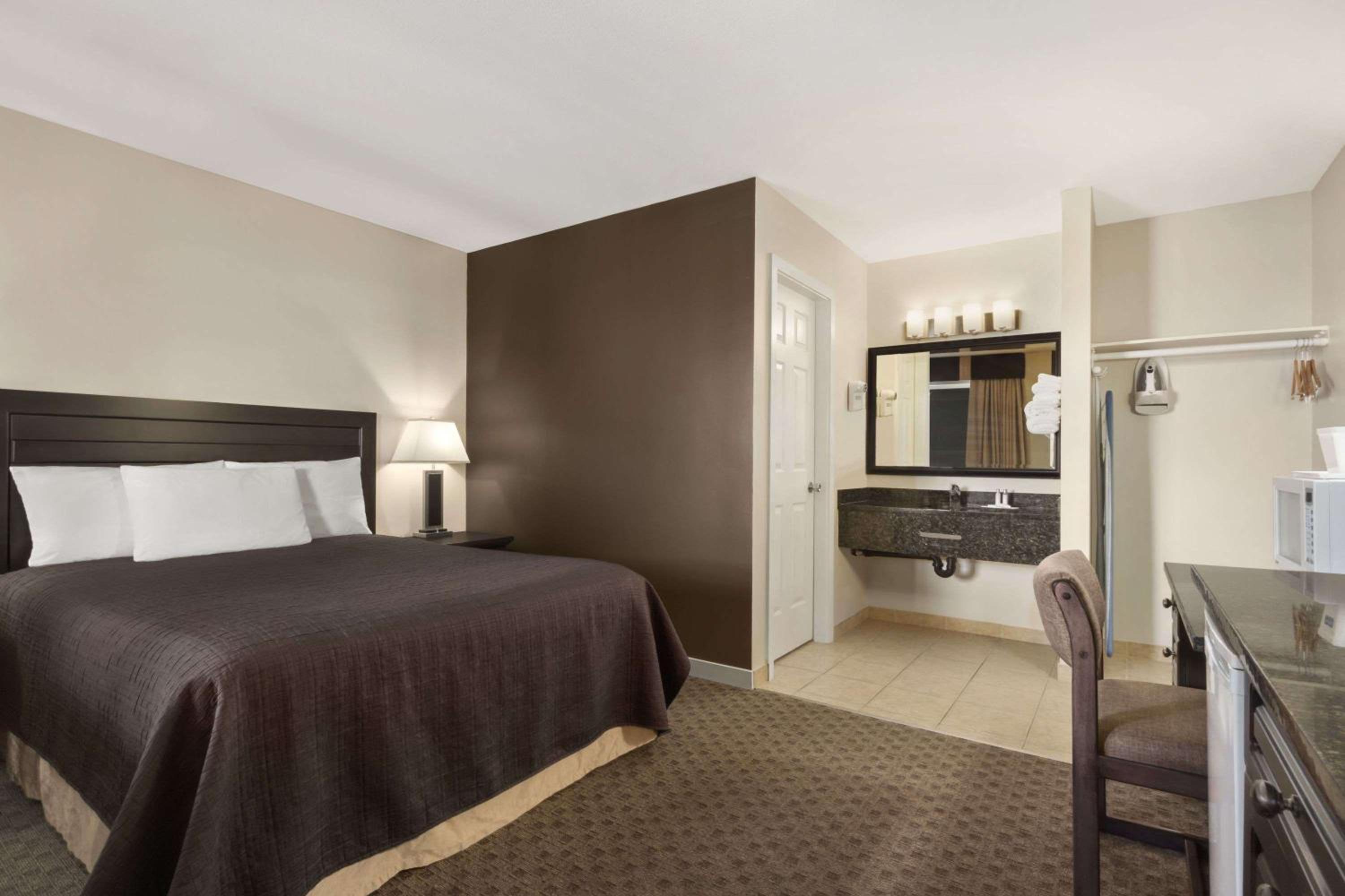 Queen Room - Photo 1