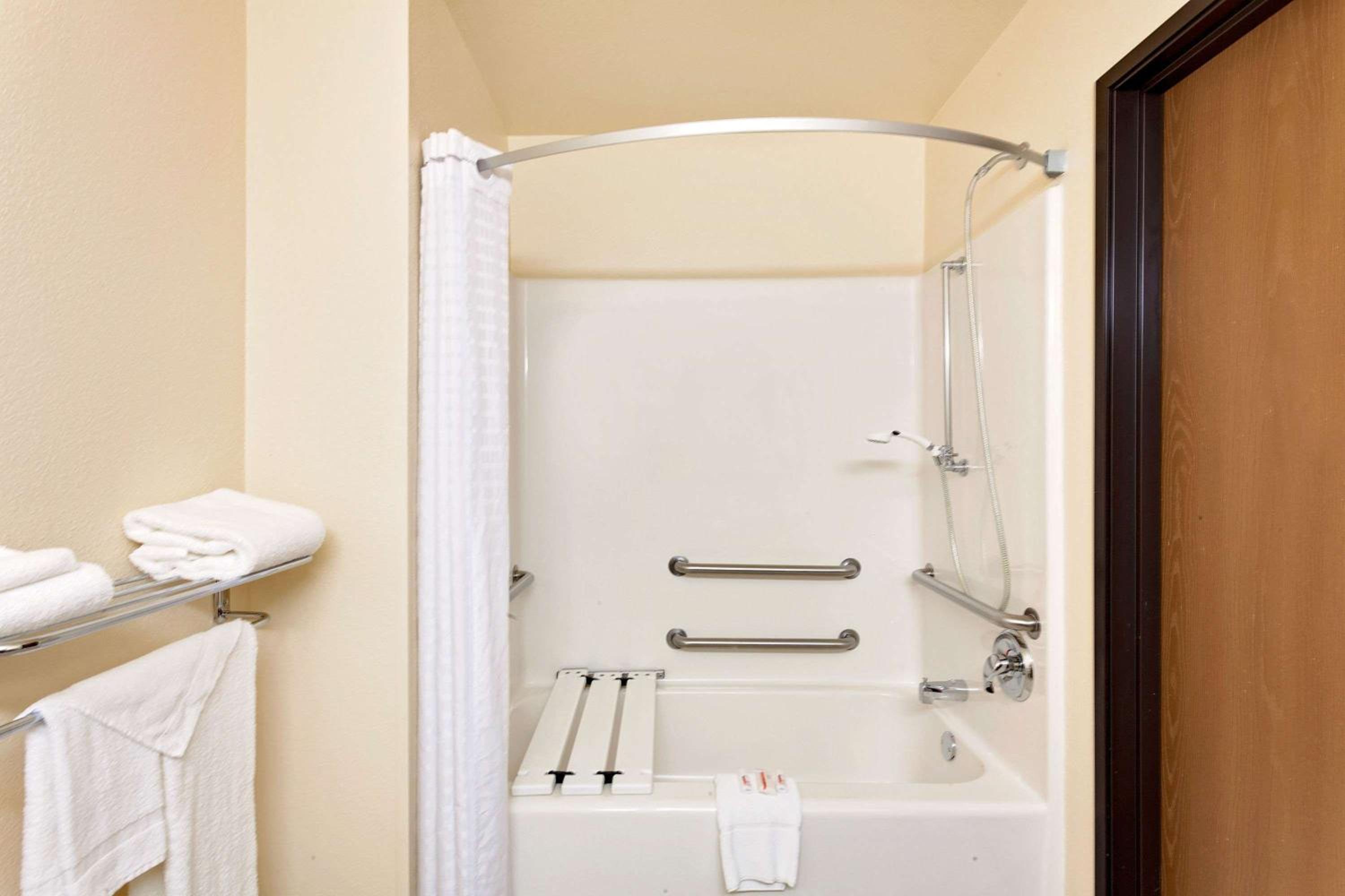 Queen Room - Mobility Access/Non-Smoking - Photo 2