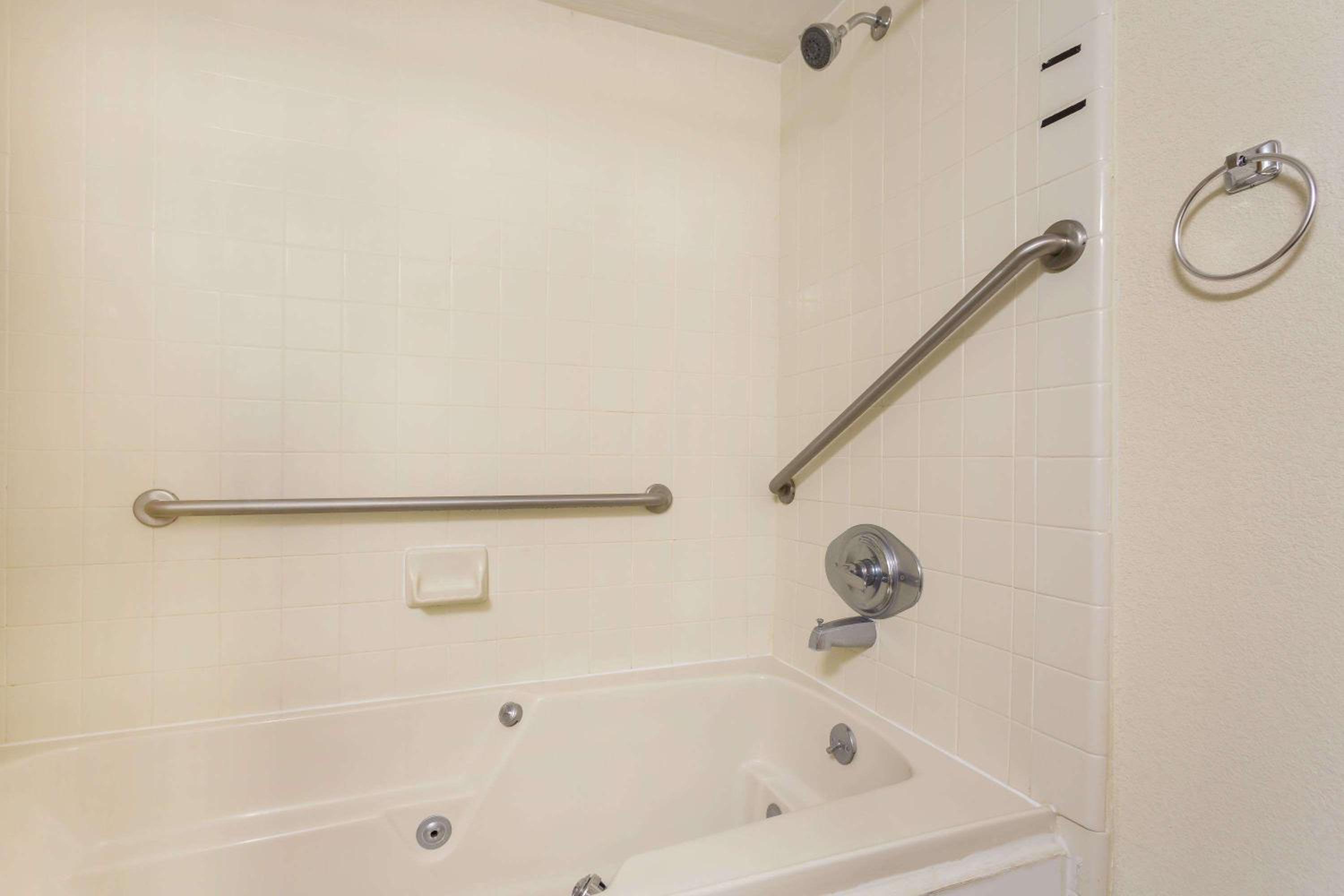 Queen Room - Disability Access/Non-Smoking - Photo 2