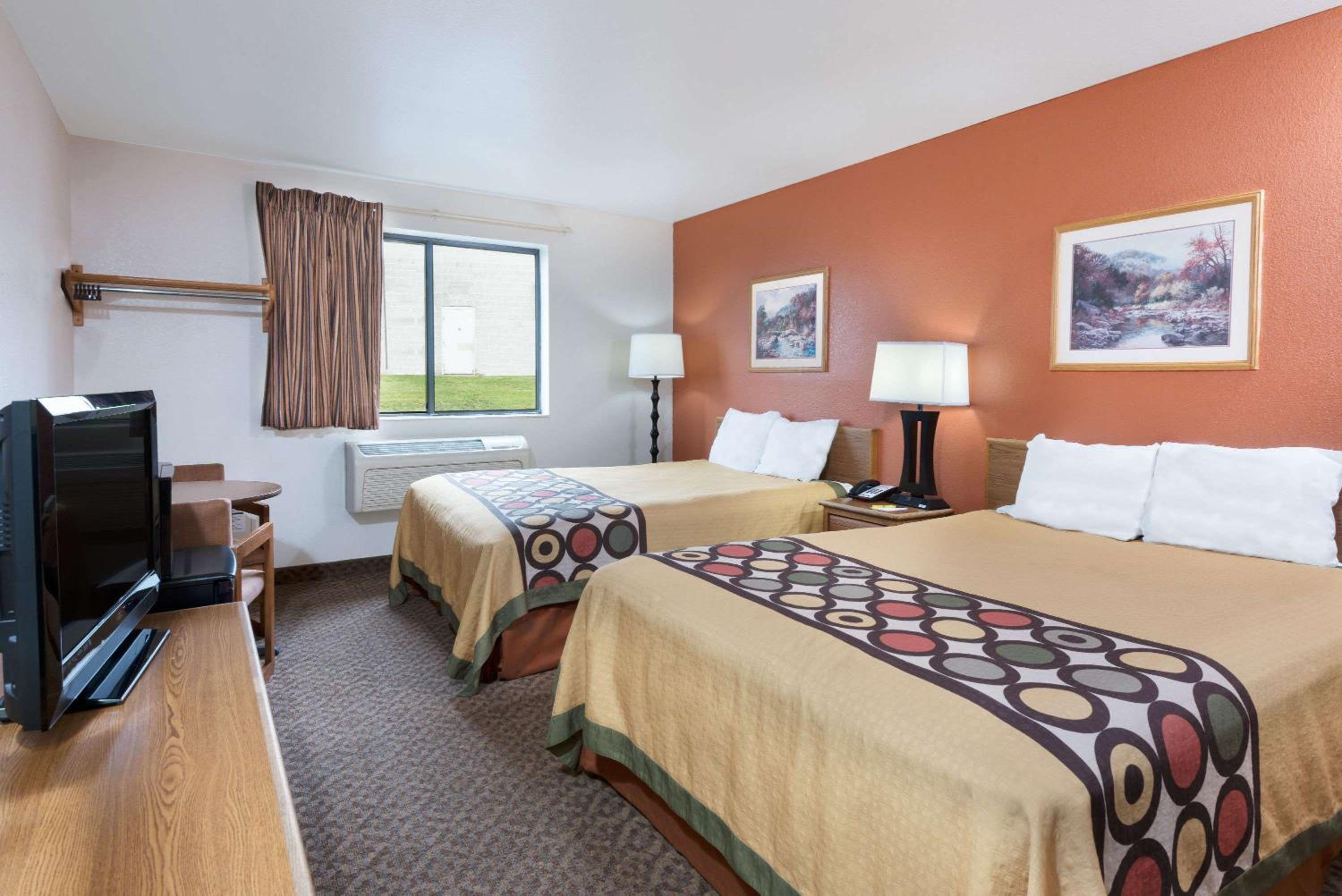 Queen Room with Two Queen Beds - Non-Smoking - Photo 3