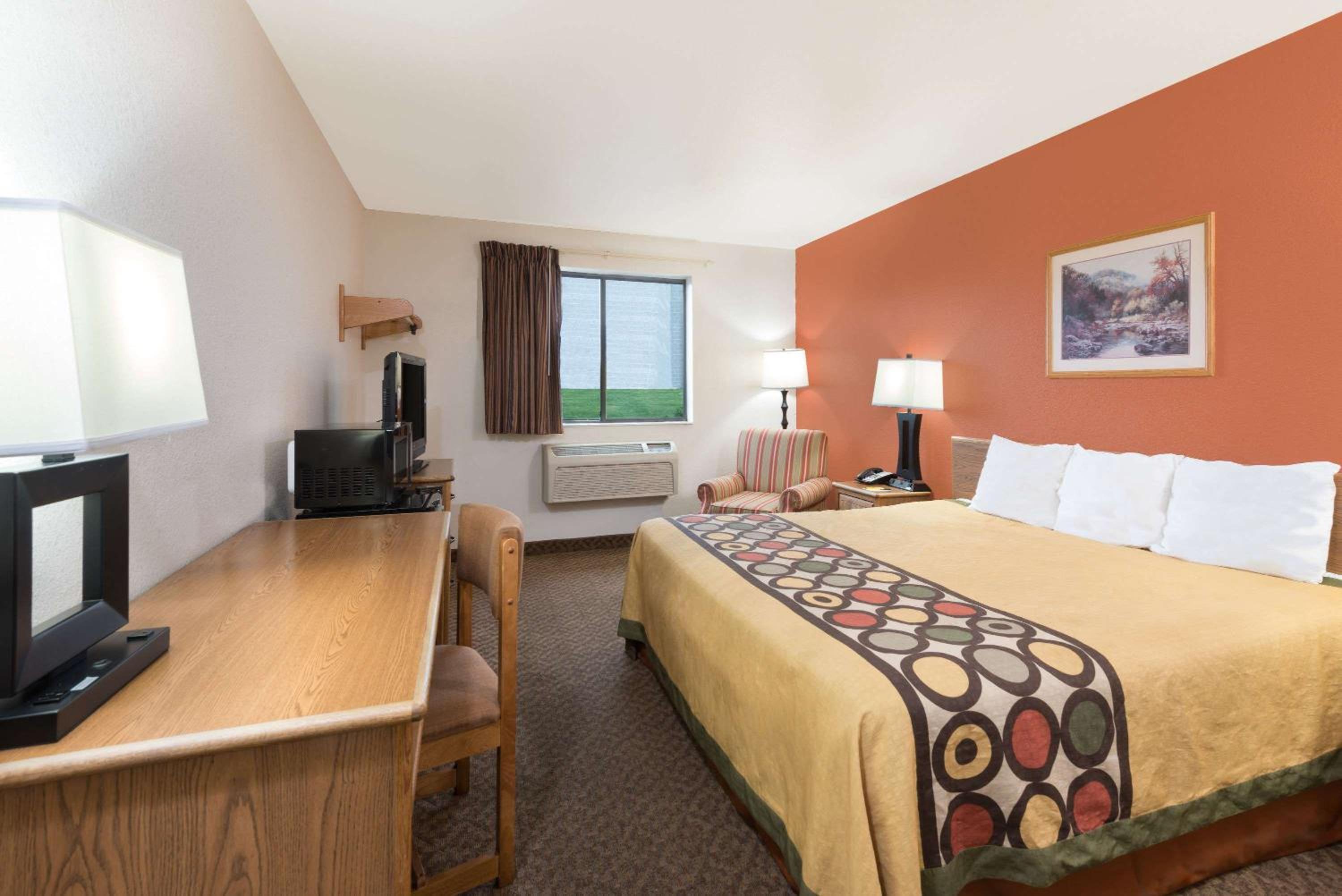 King Room - Non-Smoking - Photo 3