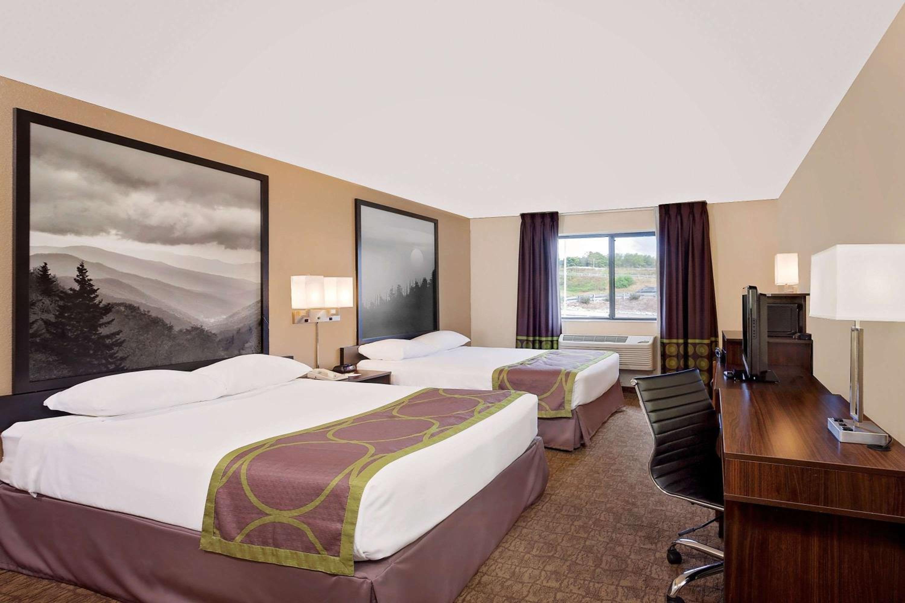 Queen Room with Two Queen Beds - Non-Smoking - Photo 2
