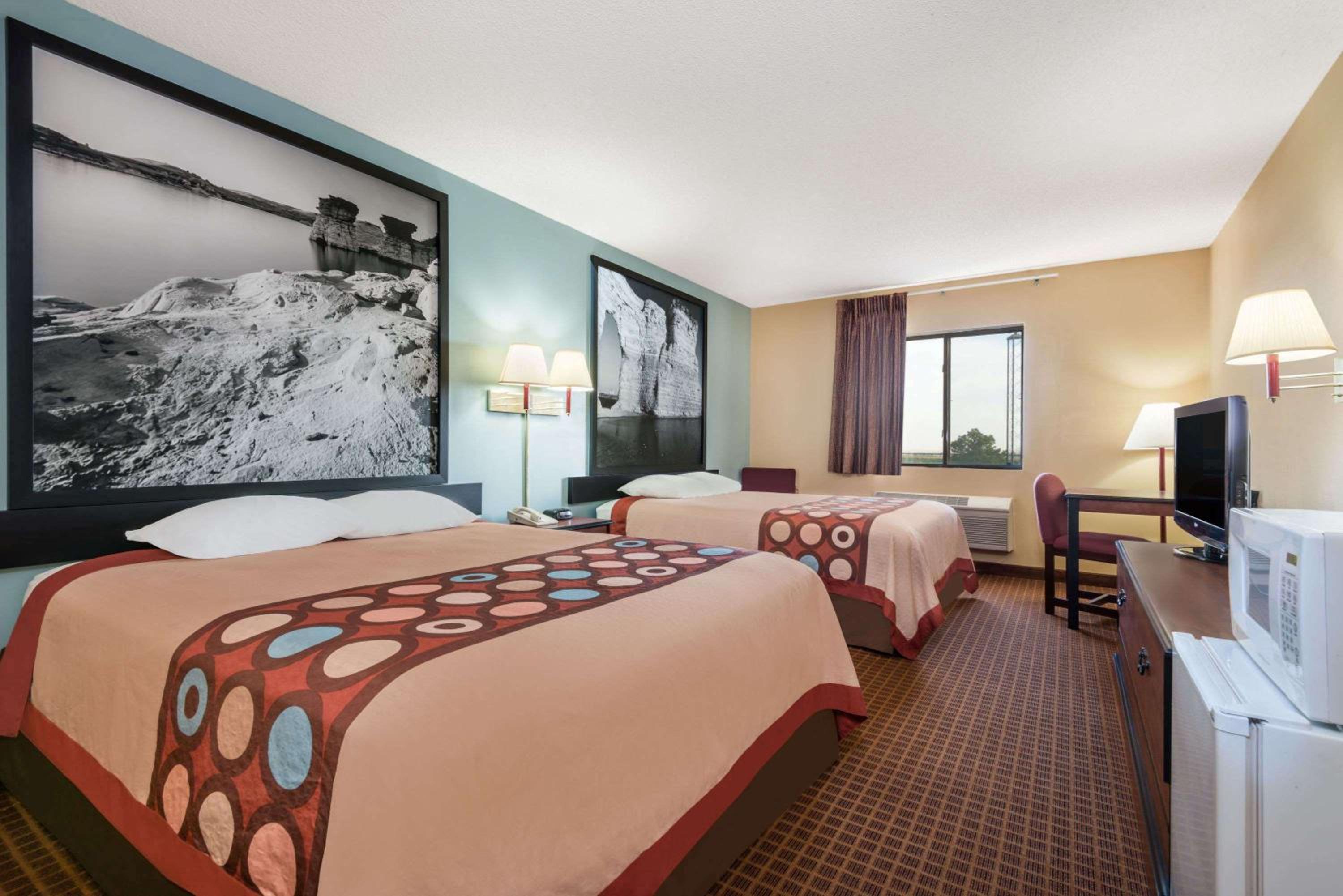 Queen Room with Two Queen Beds - Non-Smoking - Photo 1