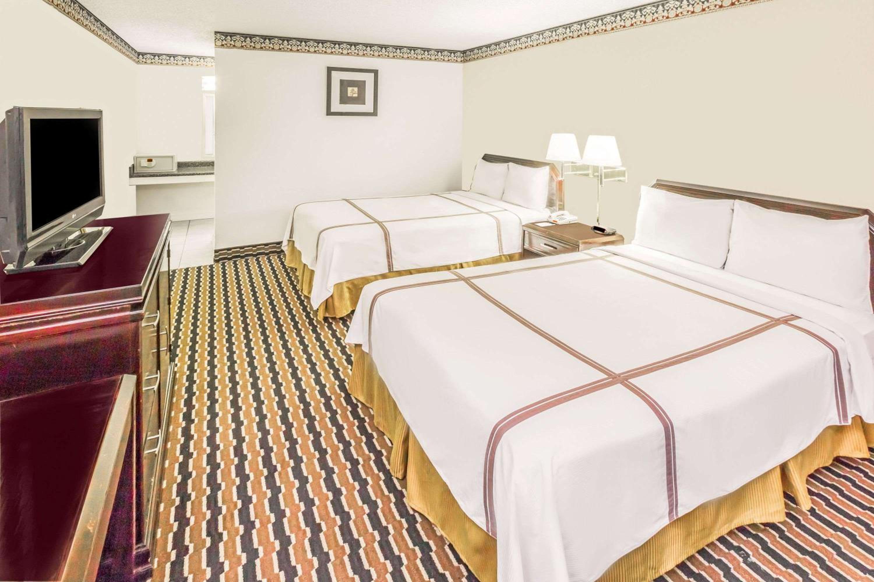 Double Room with Two Double Beds - Smoking - Photo 1
