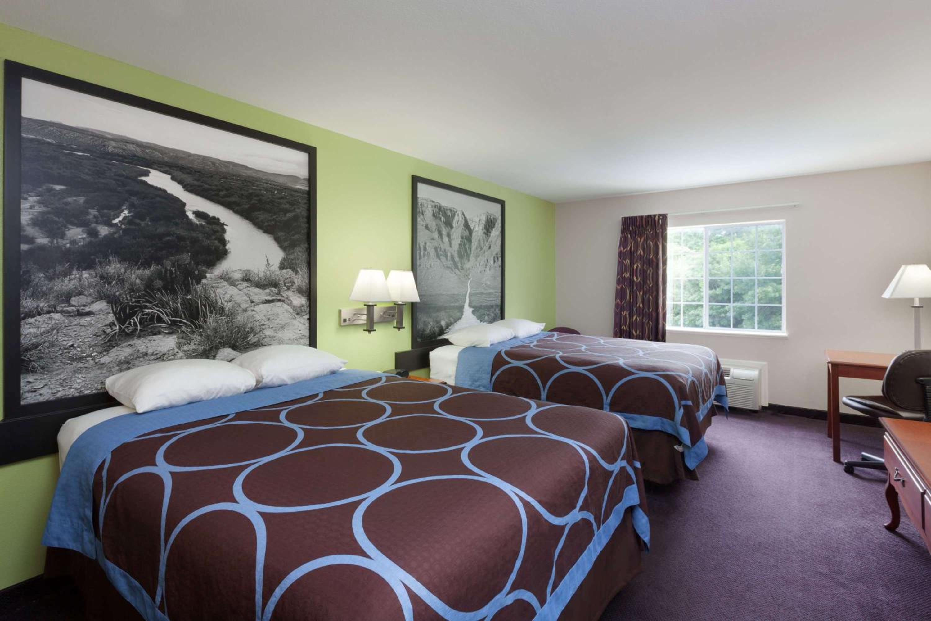 Queen Room With Two Queen Beds - Non-Smoking photo 1