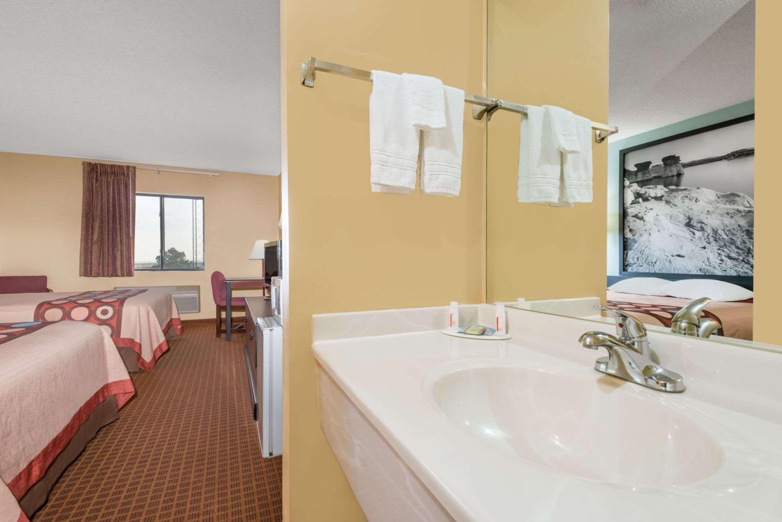 Queen Room with Two Queen Beds - Non-Smoking - Photo 5