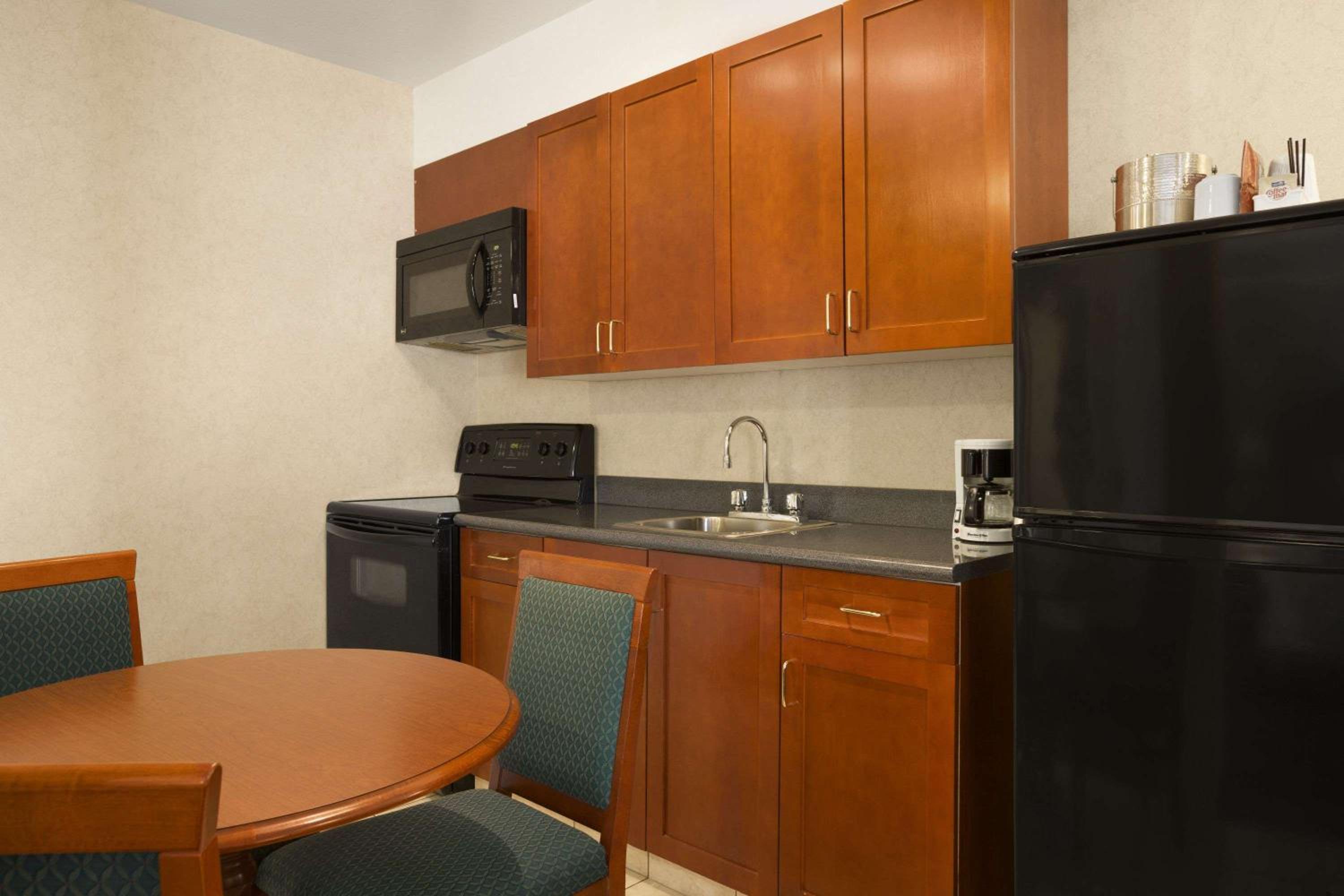 Deluxe Queen Studio Suite - Non-Smoking - Photo 3
