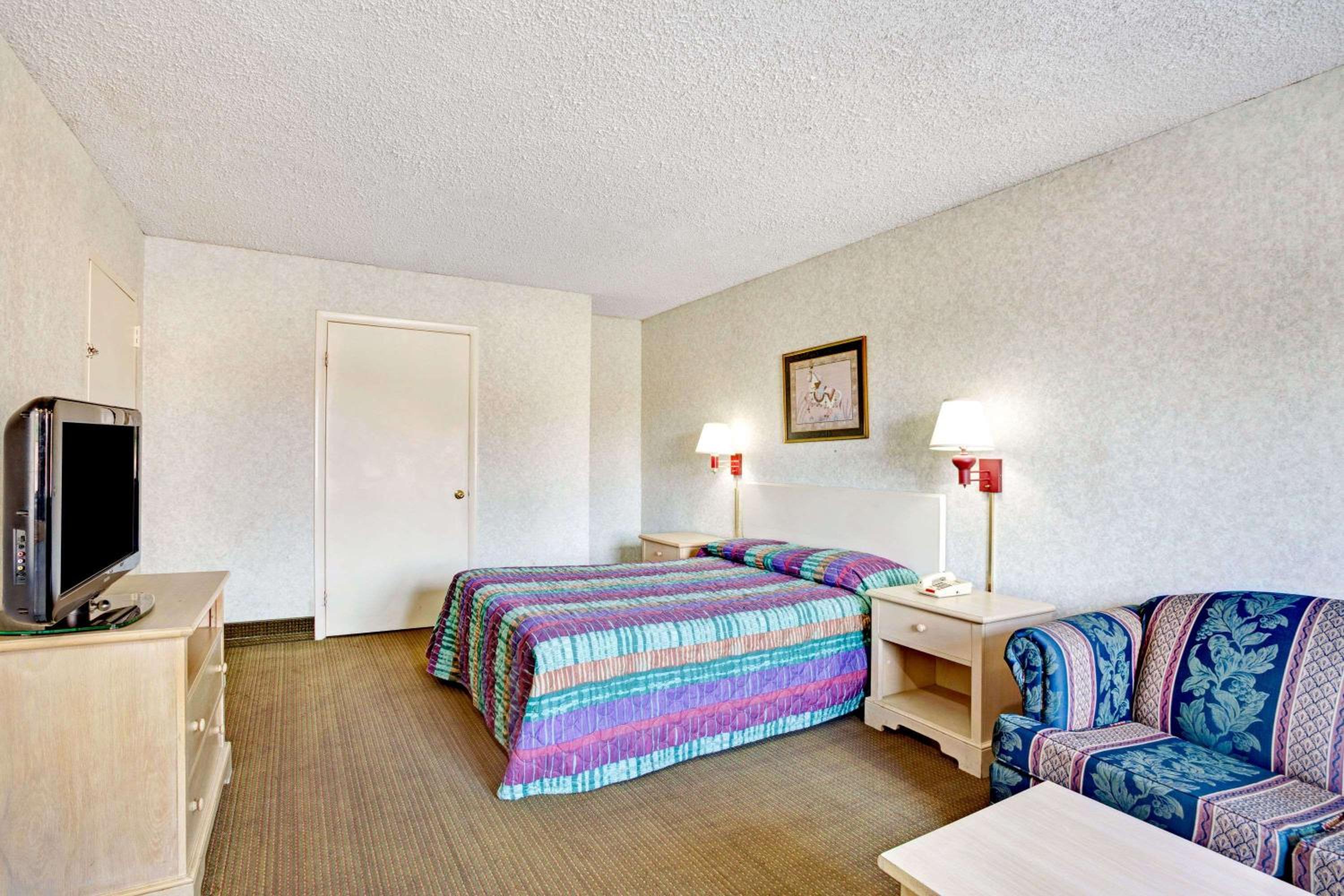 King Room - Non-Smoking - Photo 7