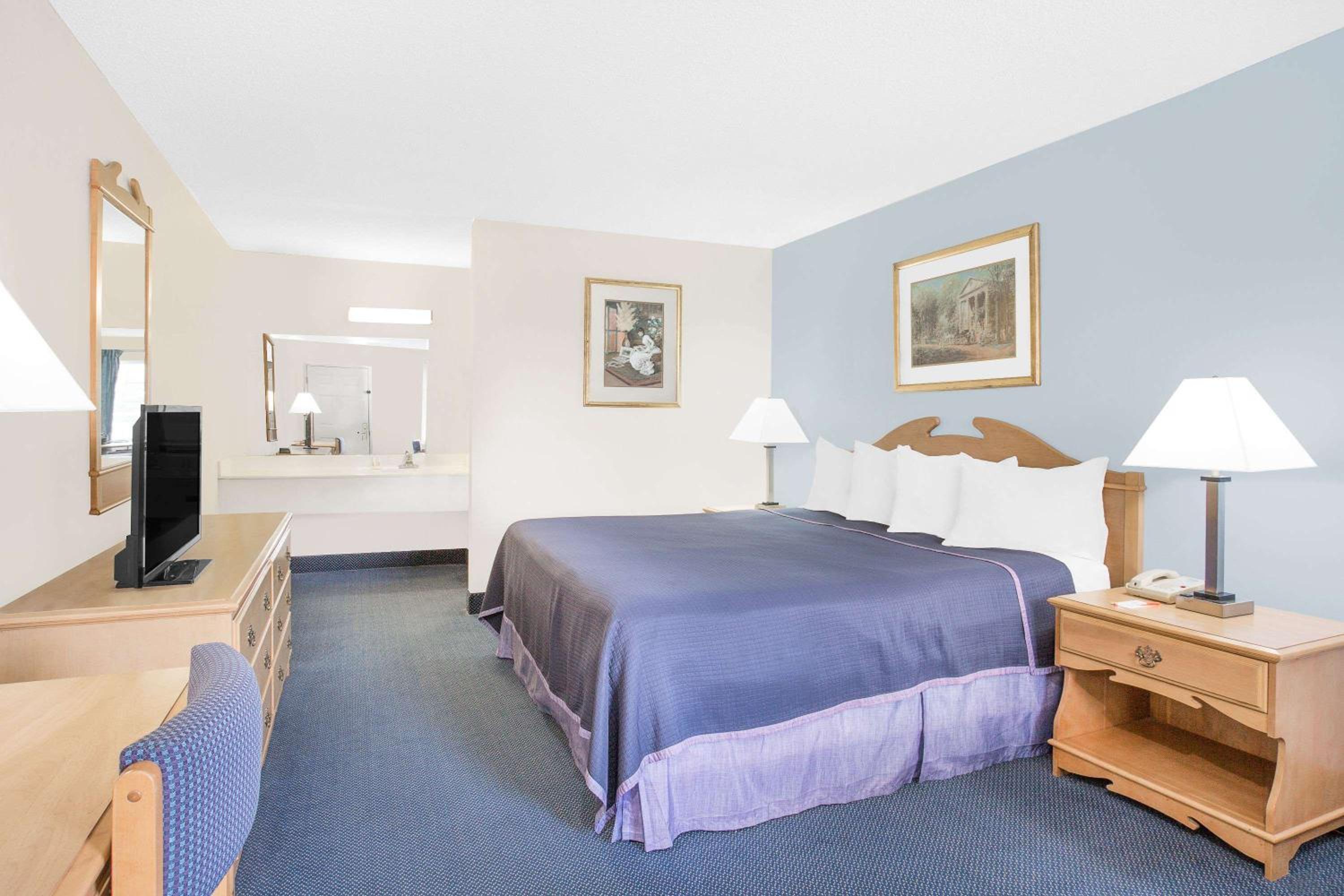 Standard King Room - Smoking - Photo 5