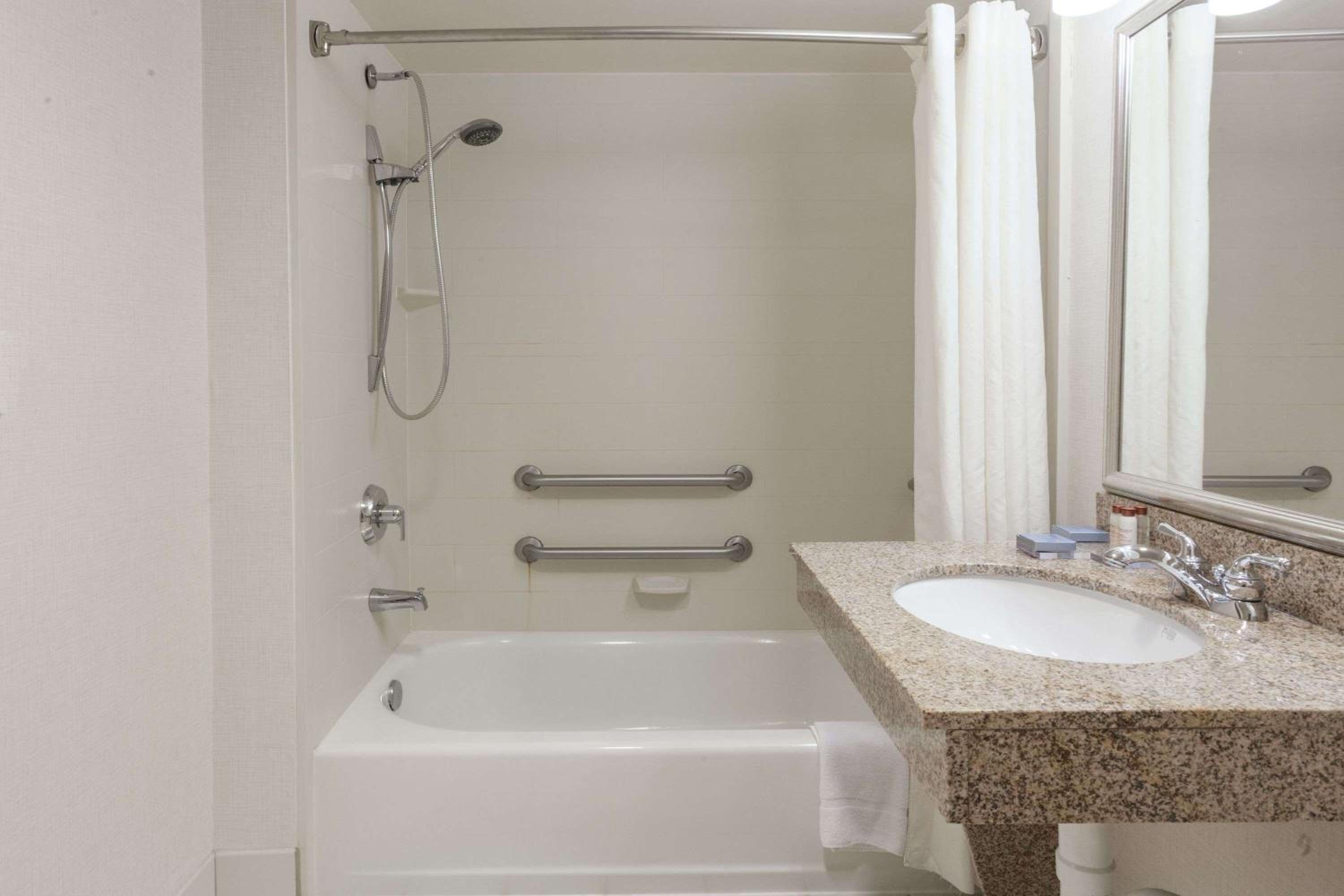 King Room - Disability Access - Non-Smoking - Photo 9
