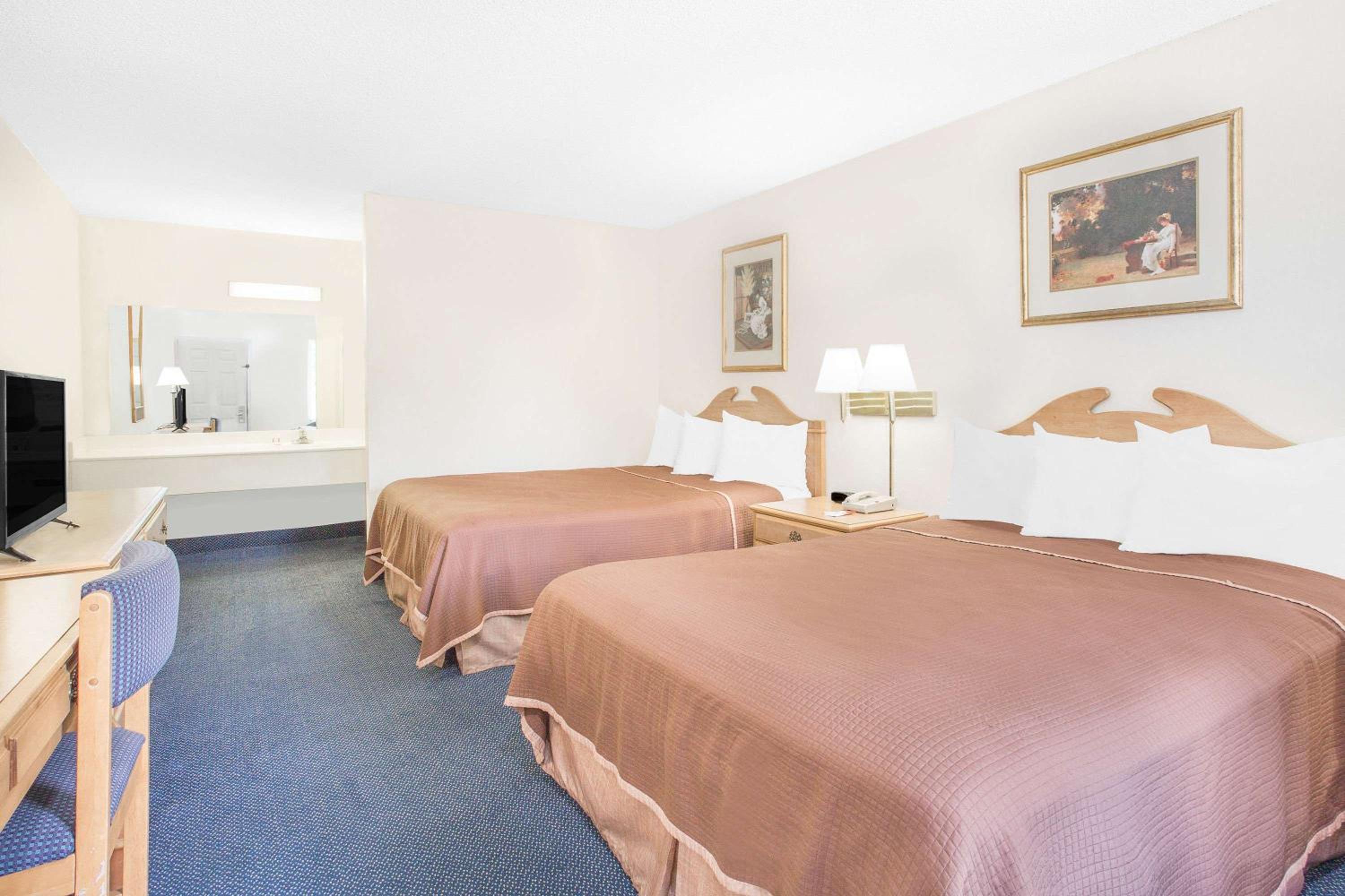 Queen Room with Two Queen Beds - Smoking - Photo 3