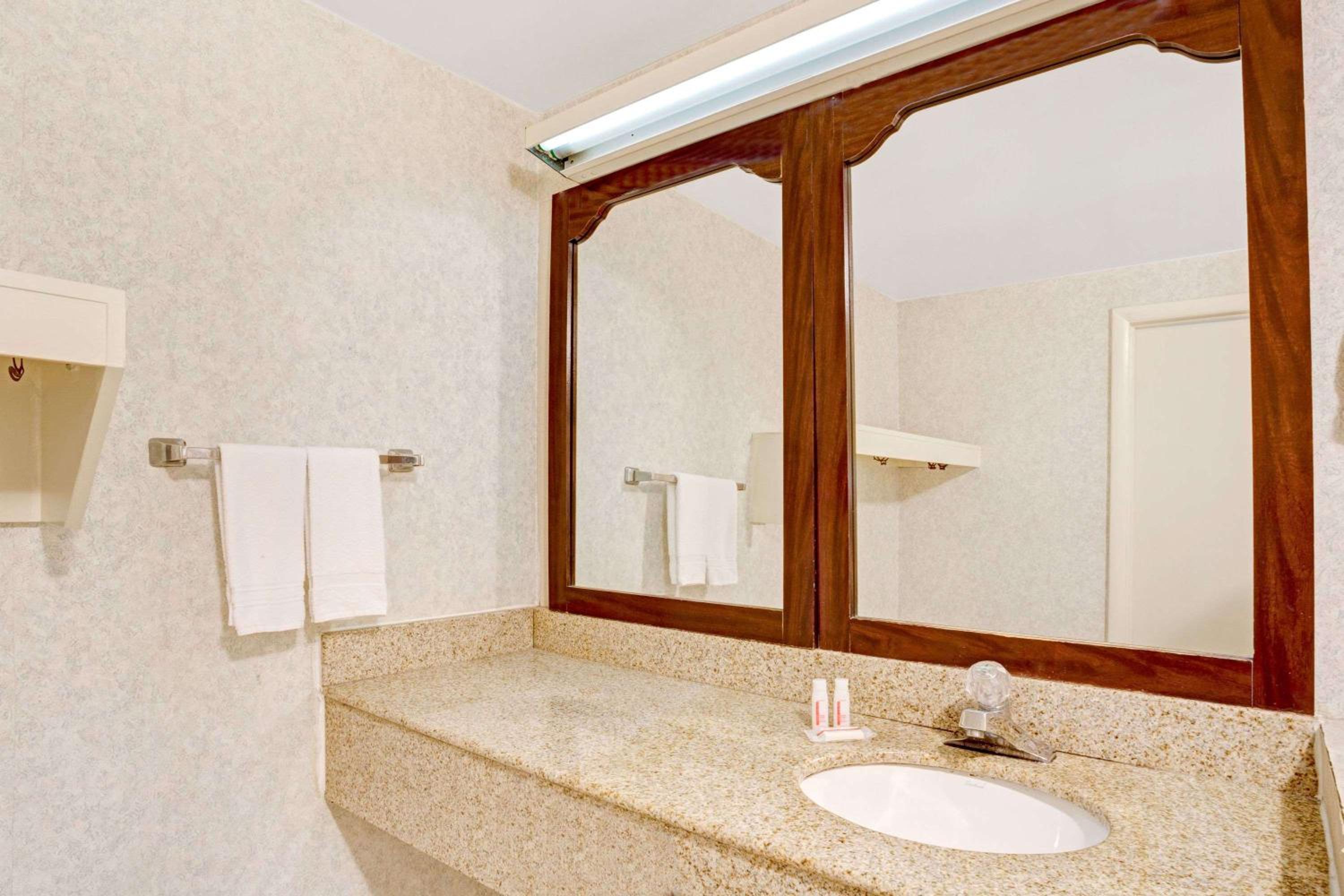 King Room - Non-Smoking - Photo 6