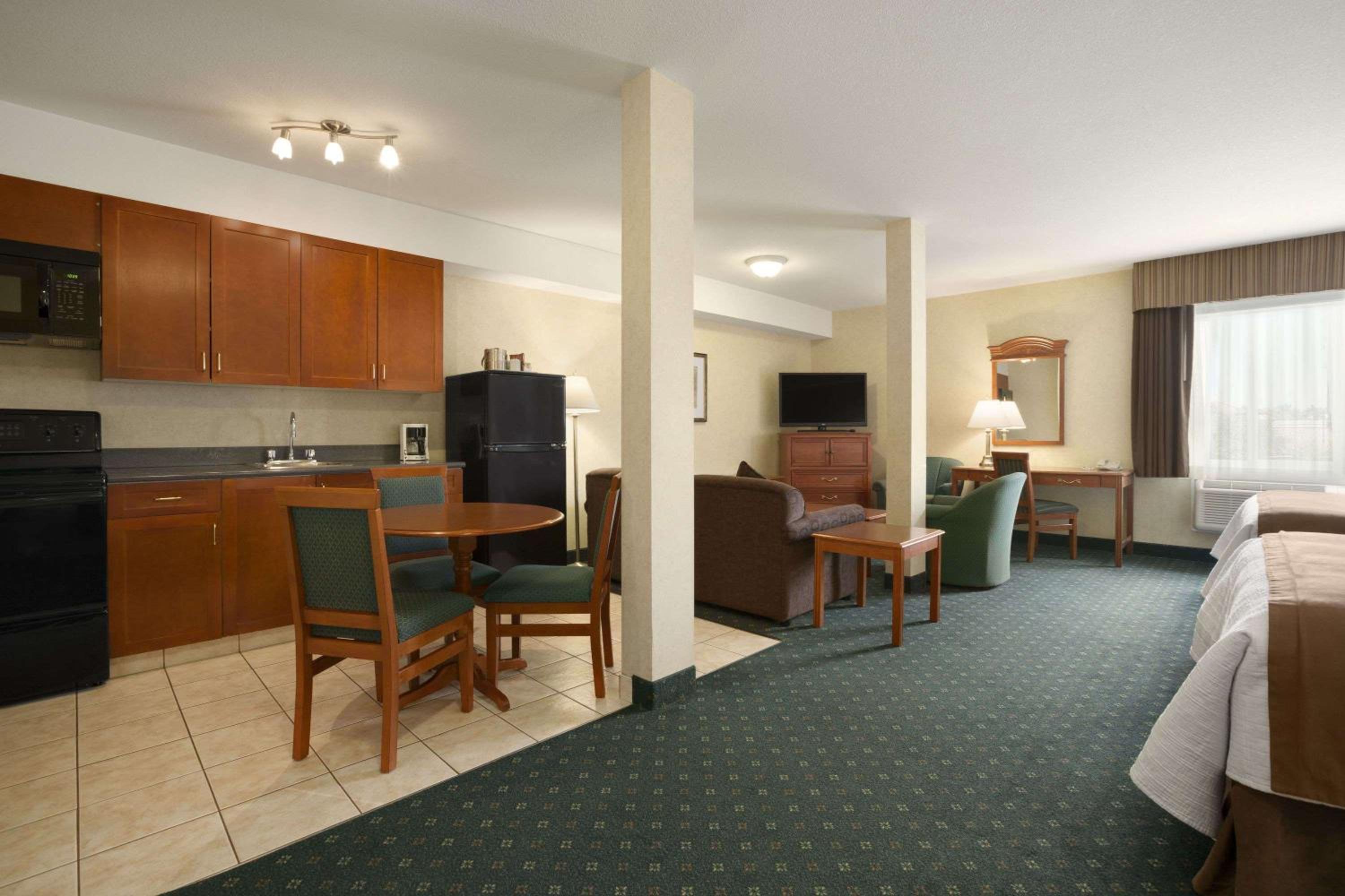 Deluxe Queen Studio Suite - Non-Smoking - Photo 2