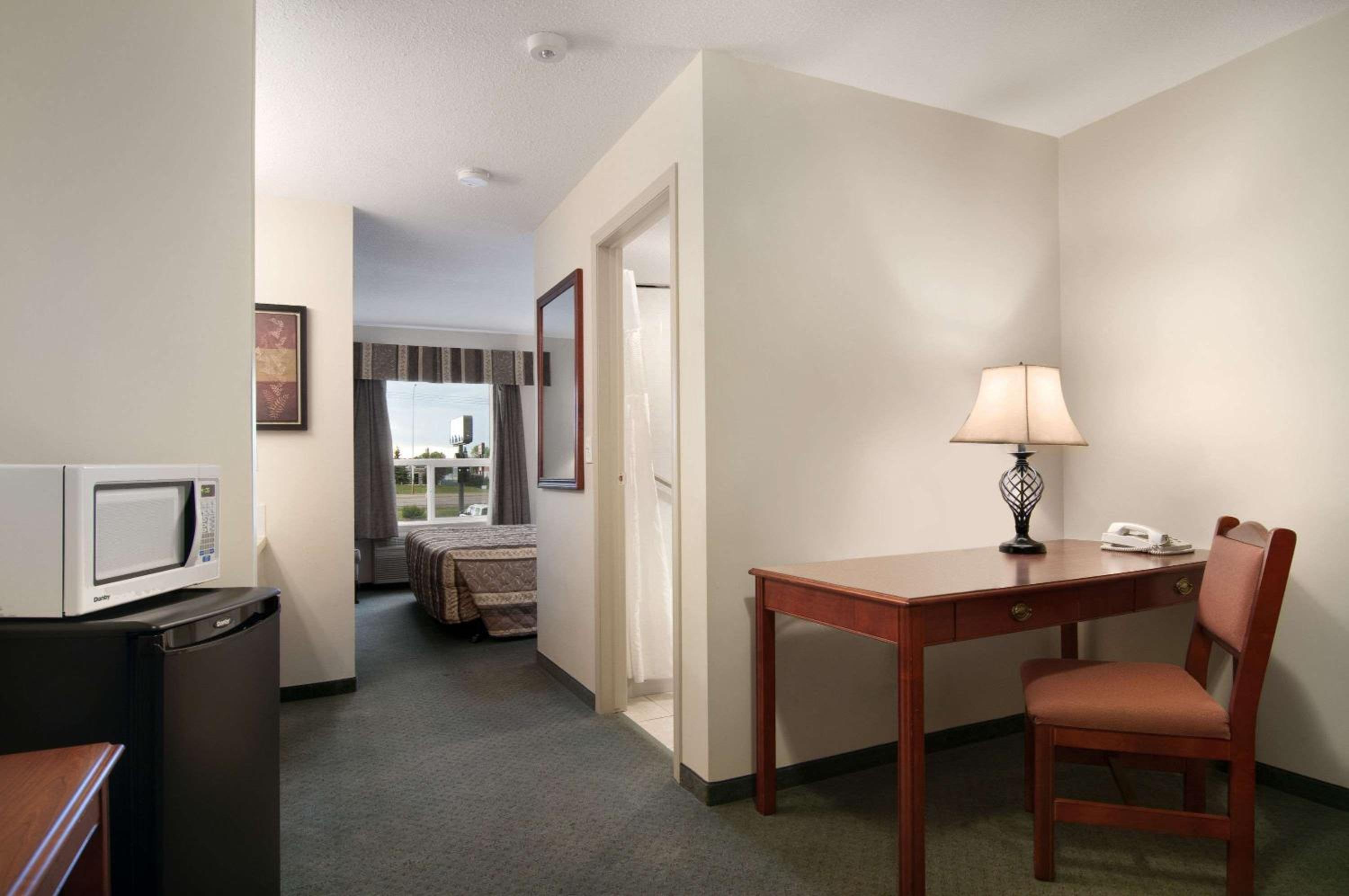 Deluxe King Suite - Photo 3