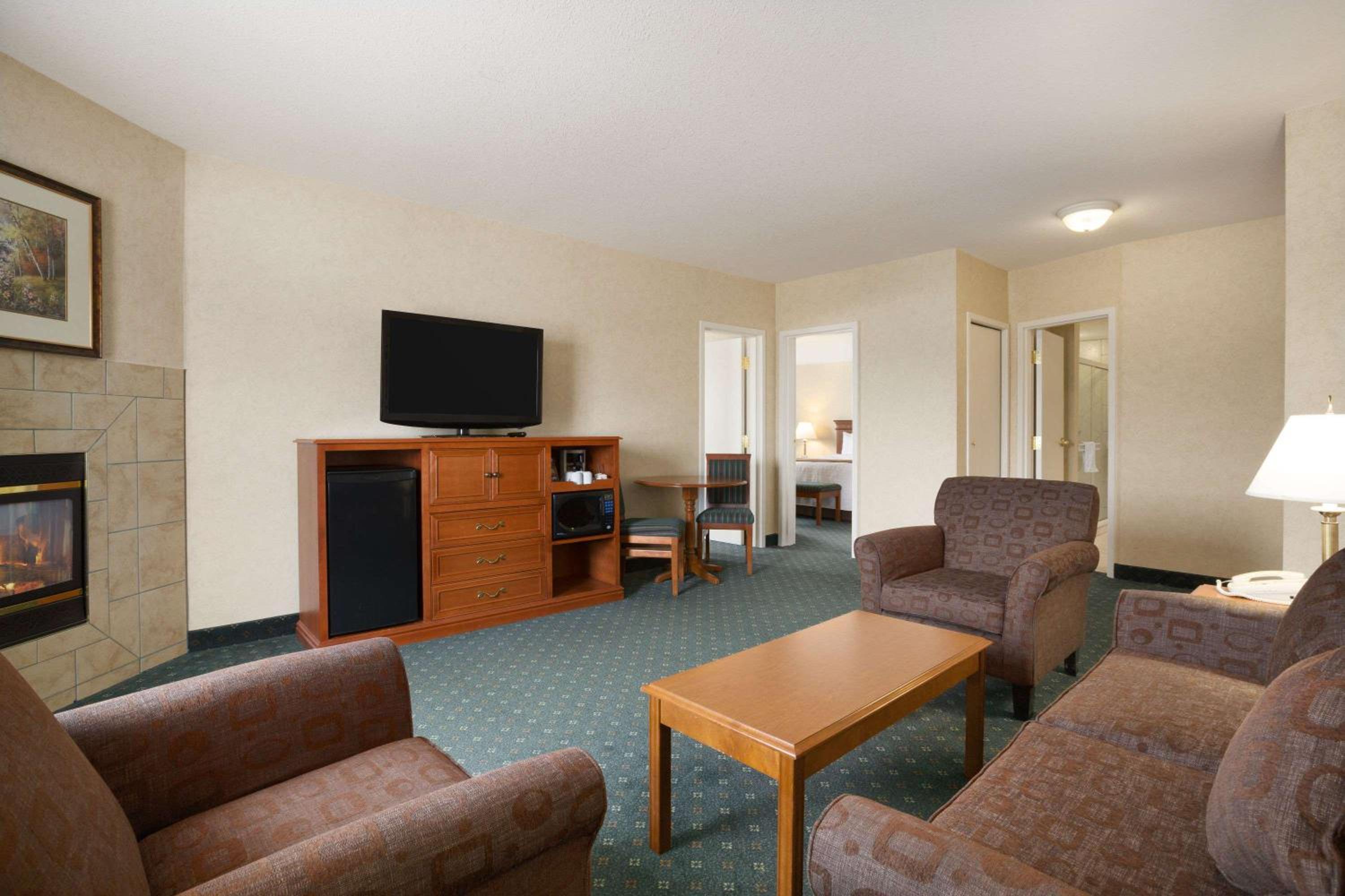 Two-Bedroom Suite - Non-Smoking - Photo 4