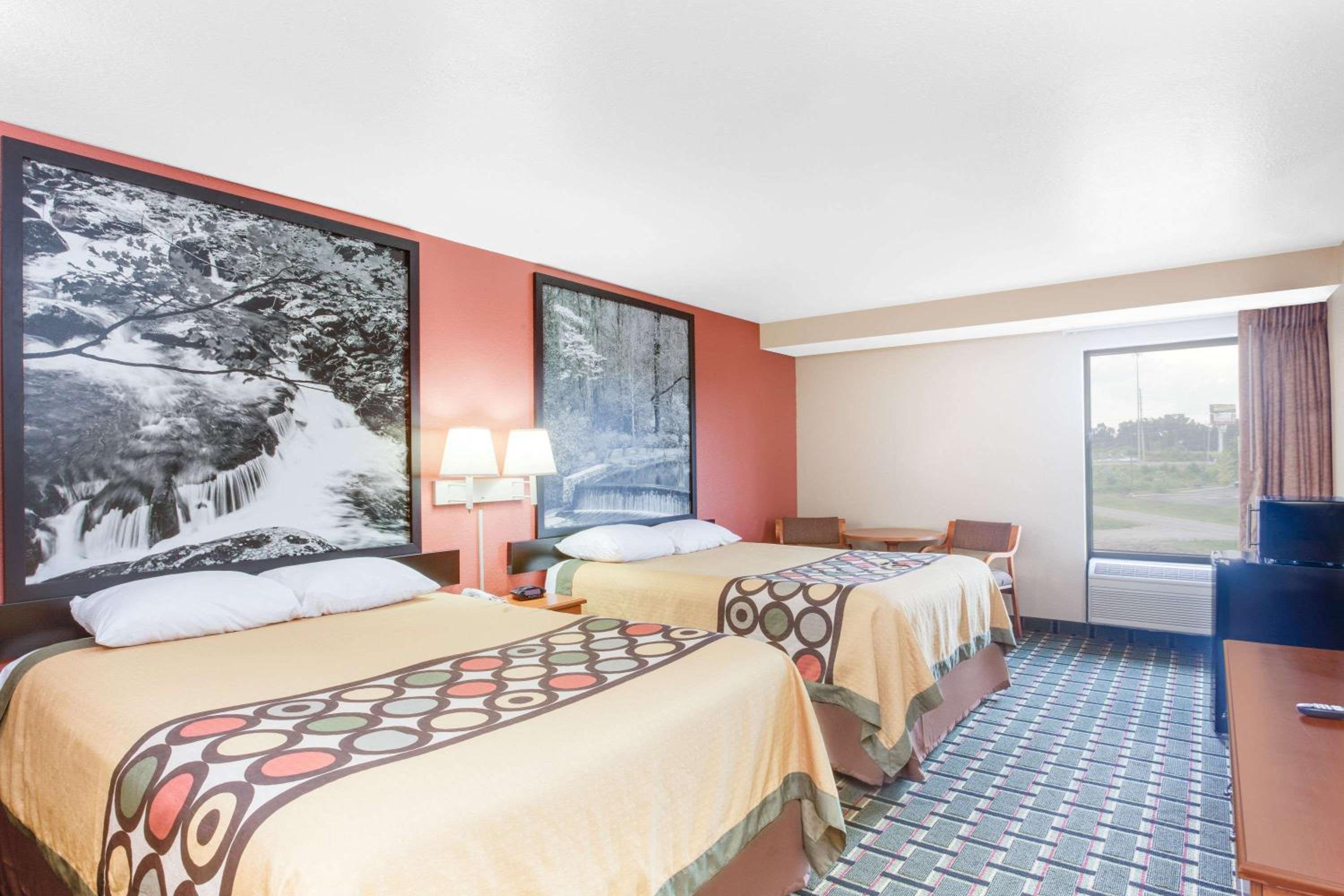 Queen Room with Two Queen Beds - Non-Smoking - Photo 5