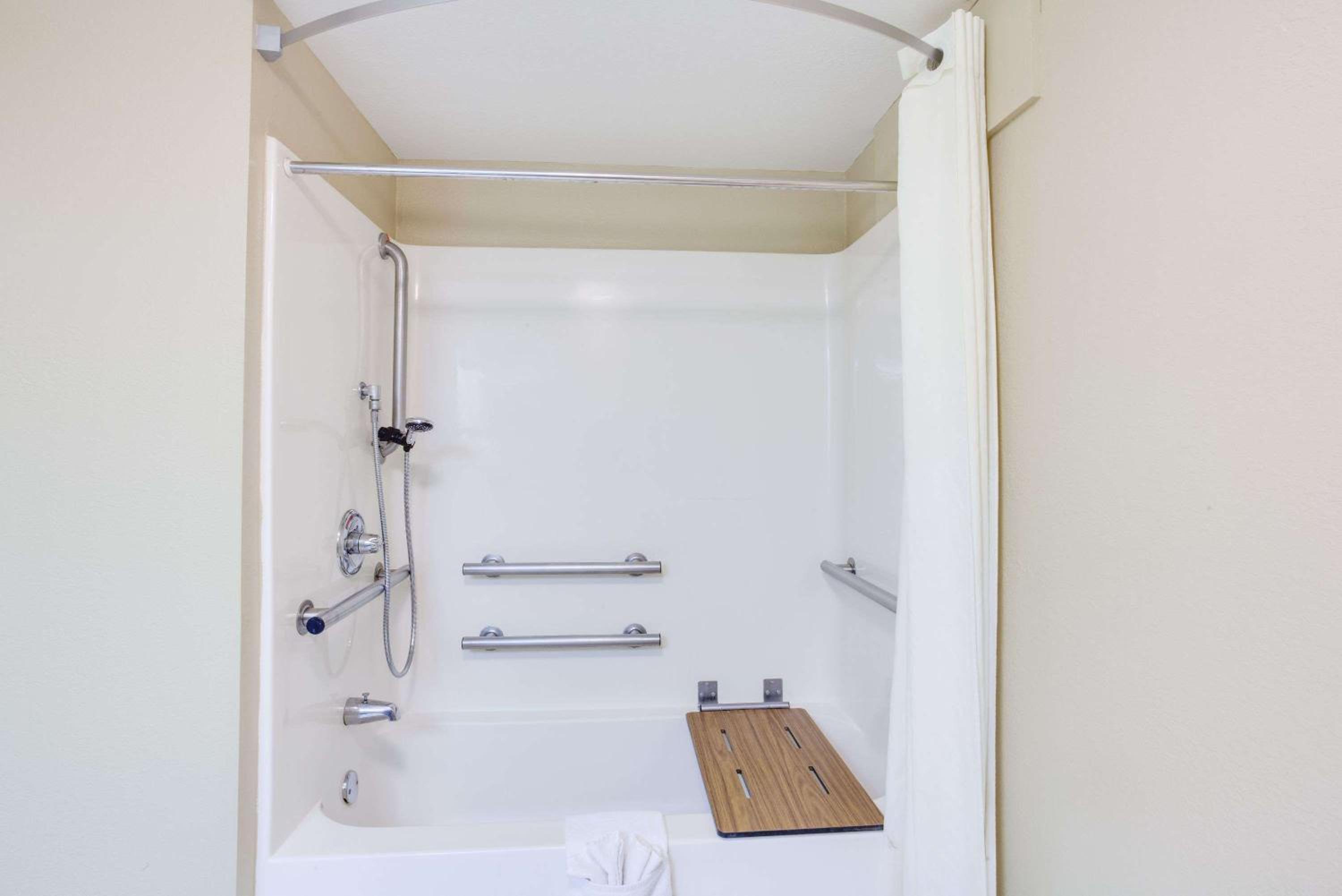King Room - Disability Access - Non-Smoking - Photo 5
