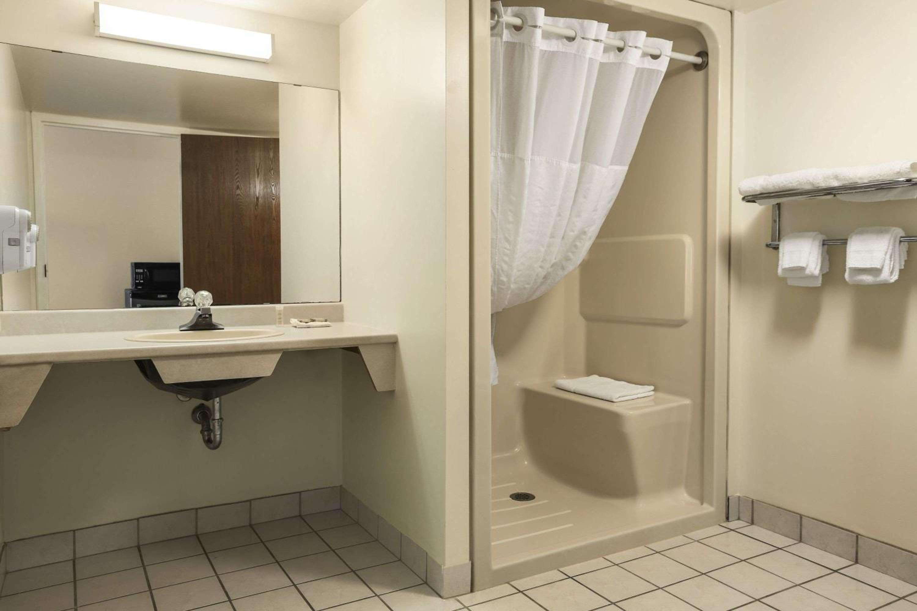 King Room - Mobility Access/Non-Smoking - Photo 4