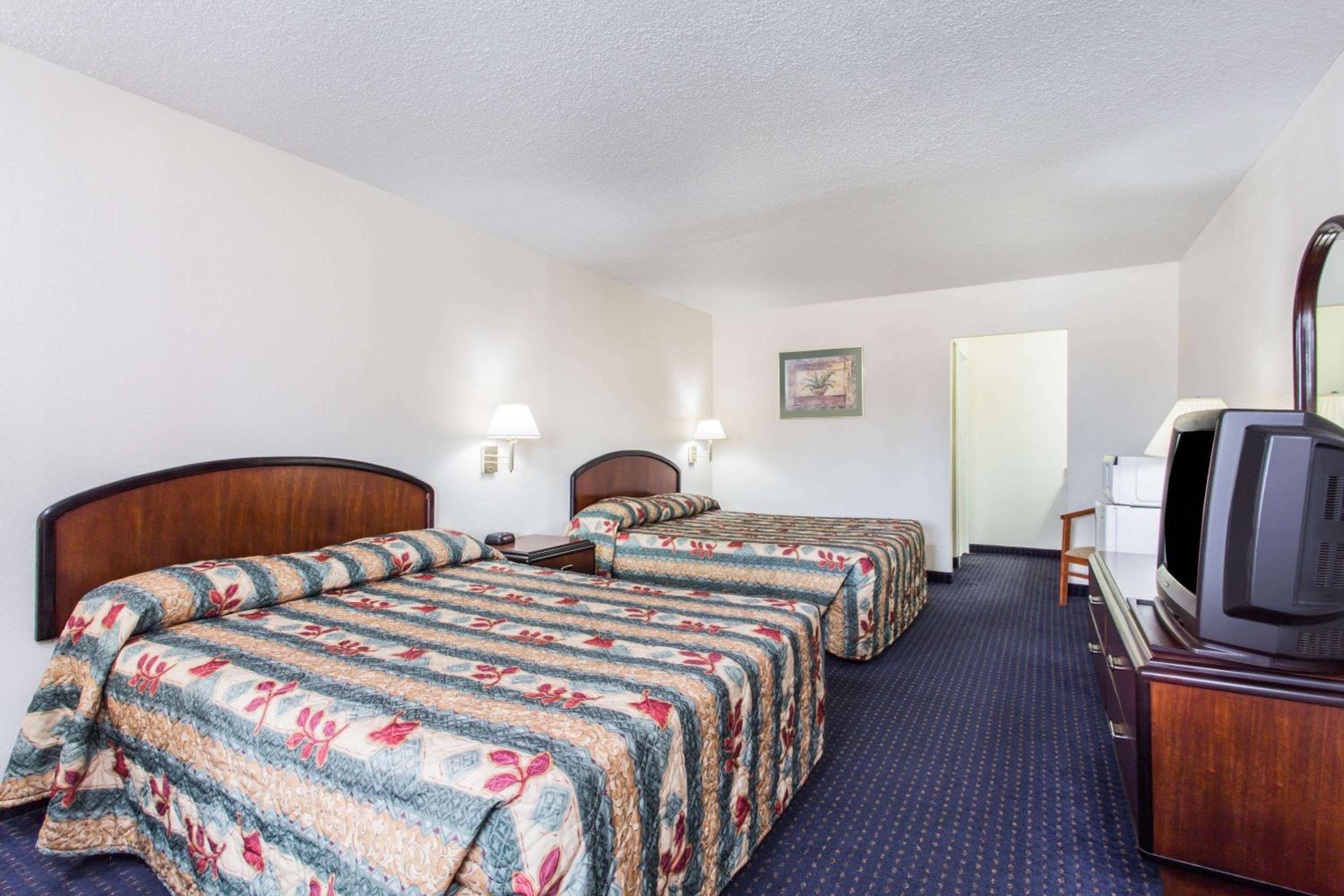 Queen Room with Two Queen Beds - Non-Smoking - Photo 2