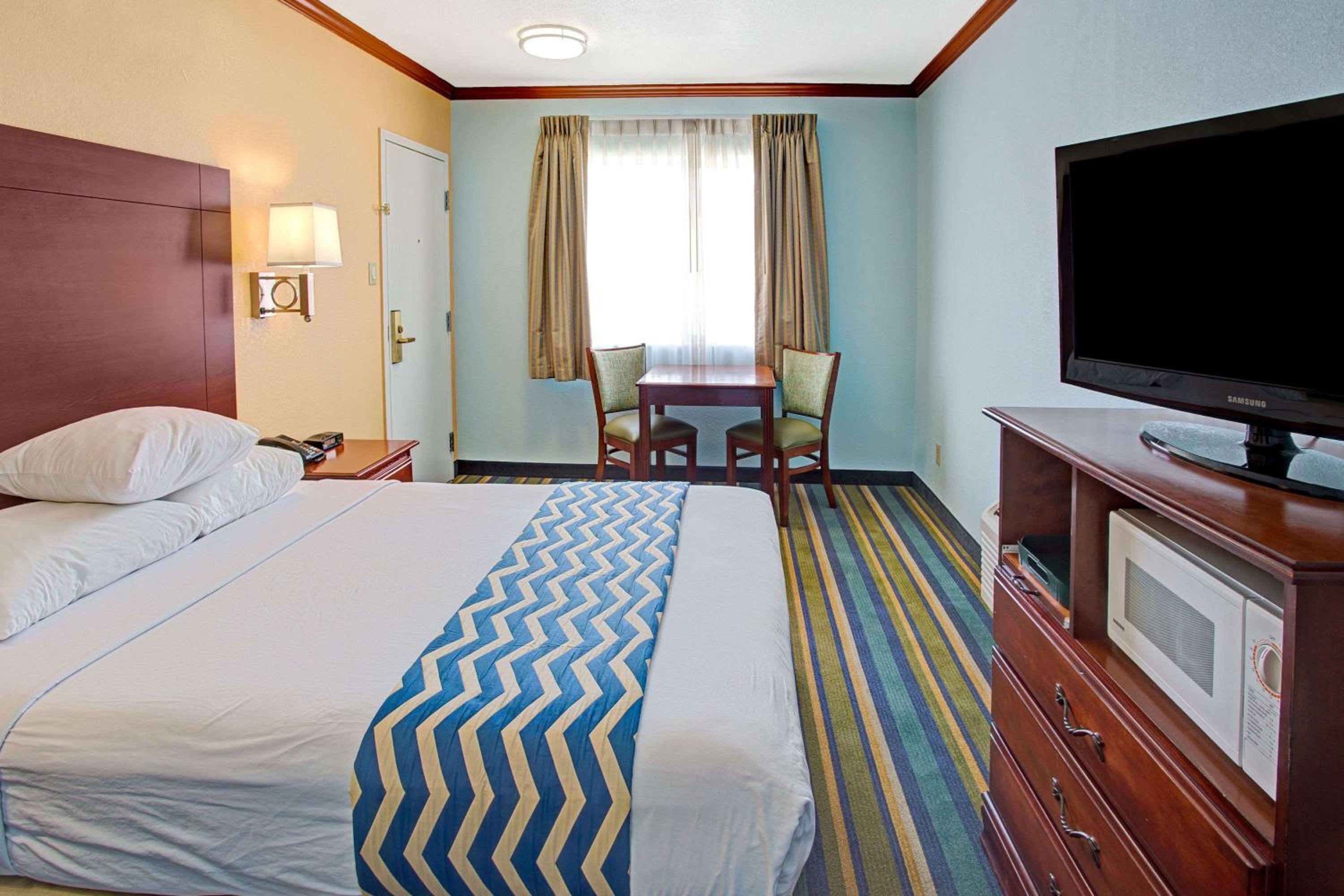 Queen Room - Non-Smoking - Photo 1