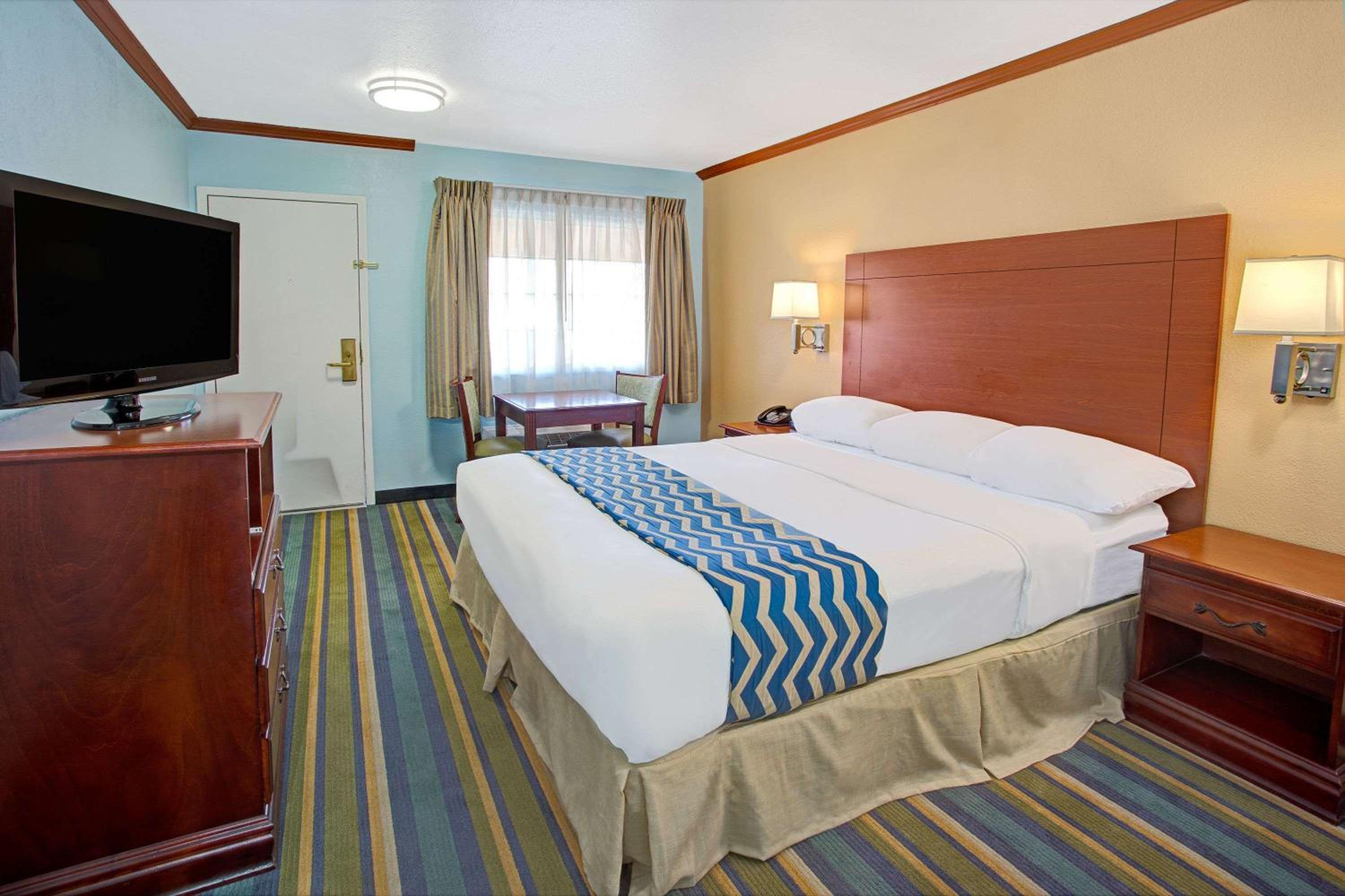 King Room - Non-Smoking - Photo 1