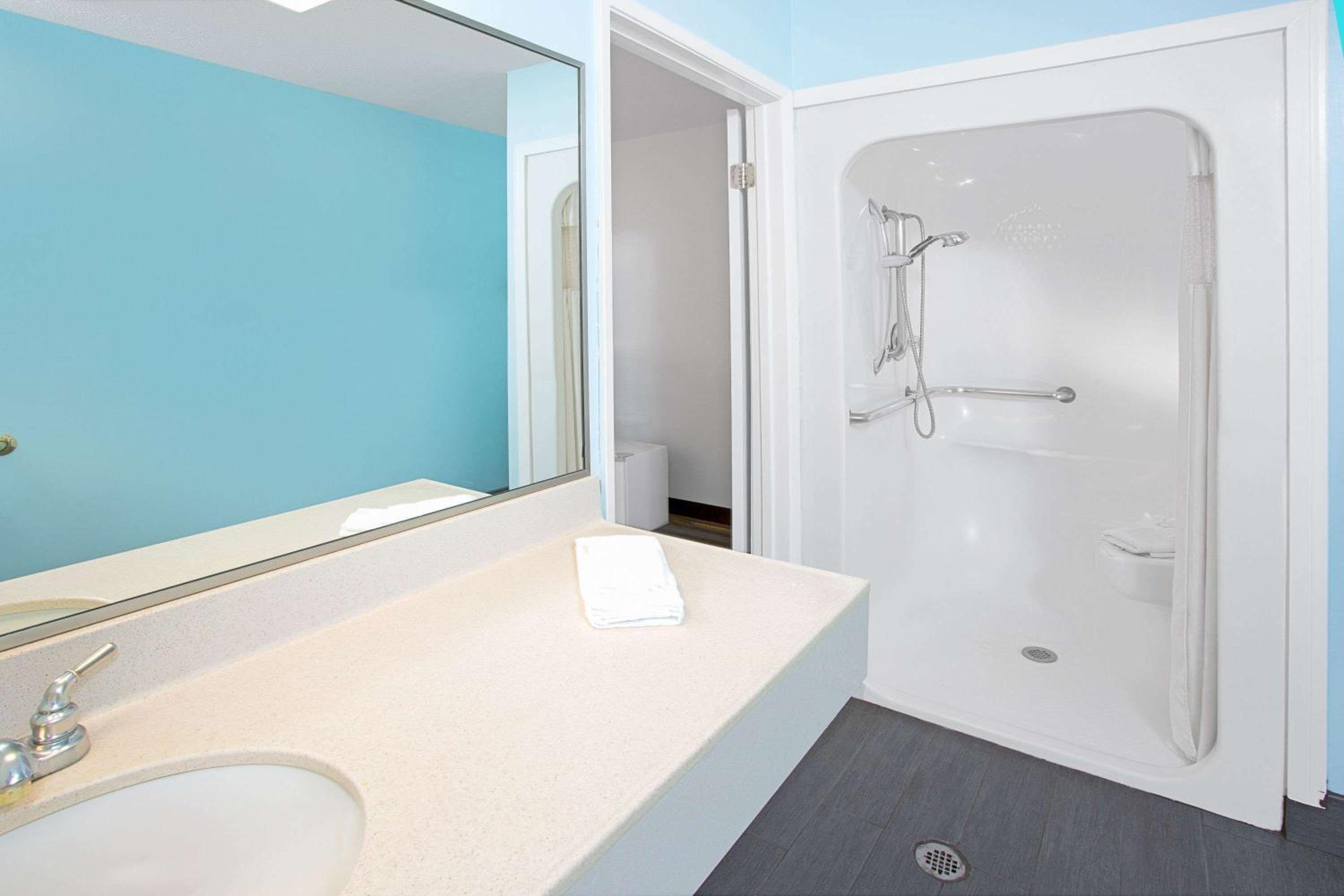Queen Room with Two Queen Beds - Disability Access/Non-Smoking - Photo 2