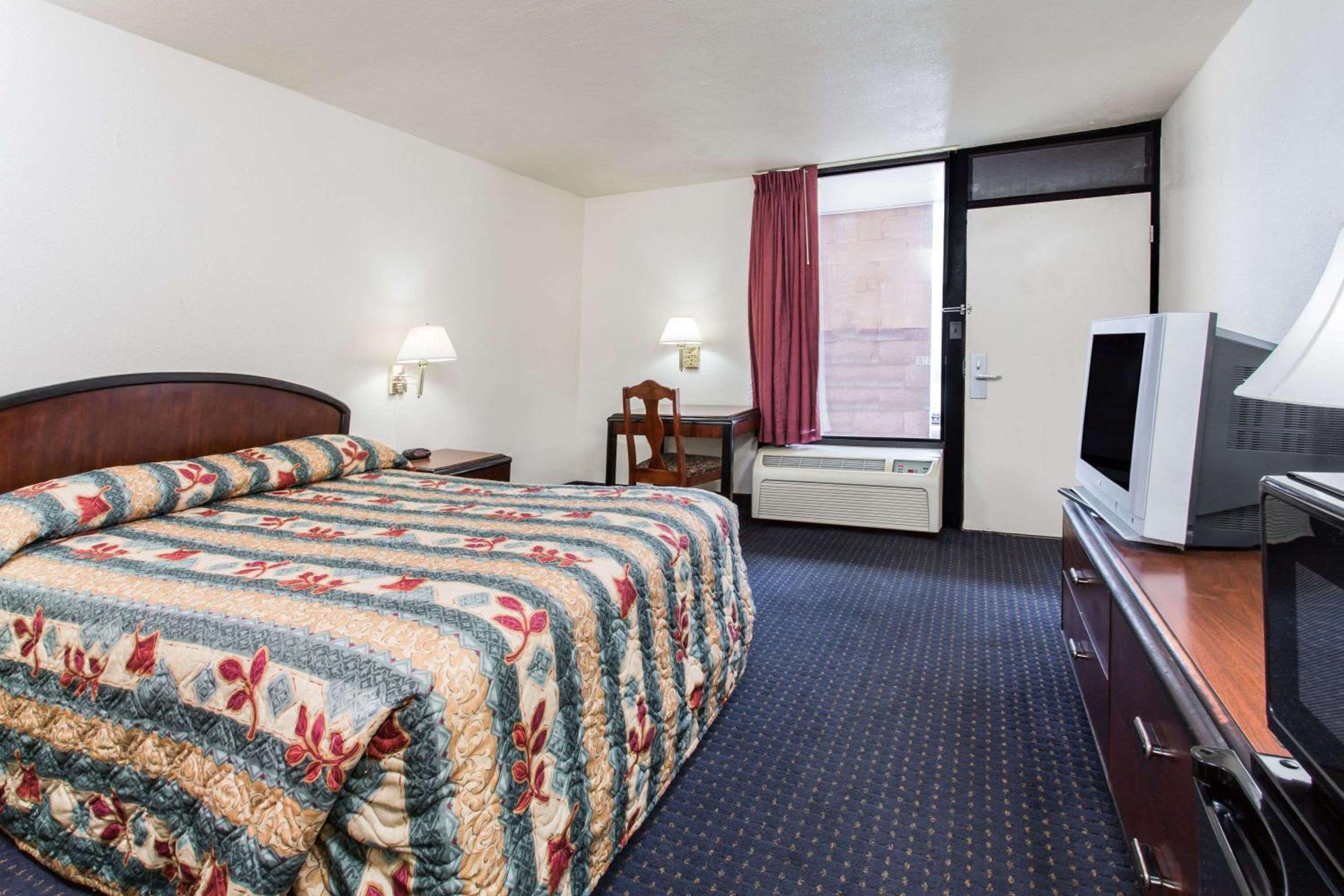Queen Room - Non-Smoking - Photo 2