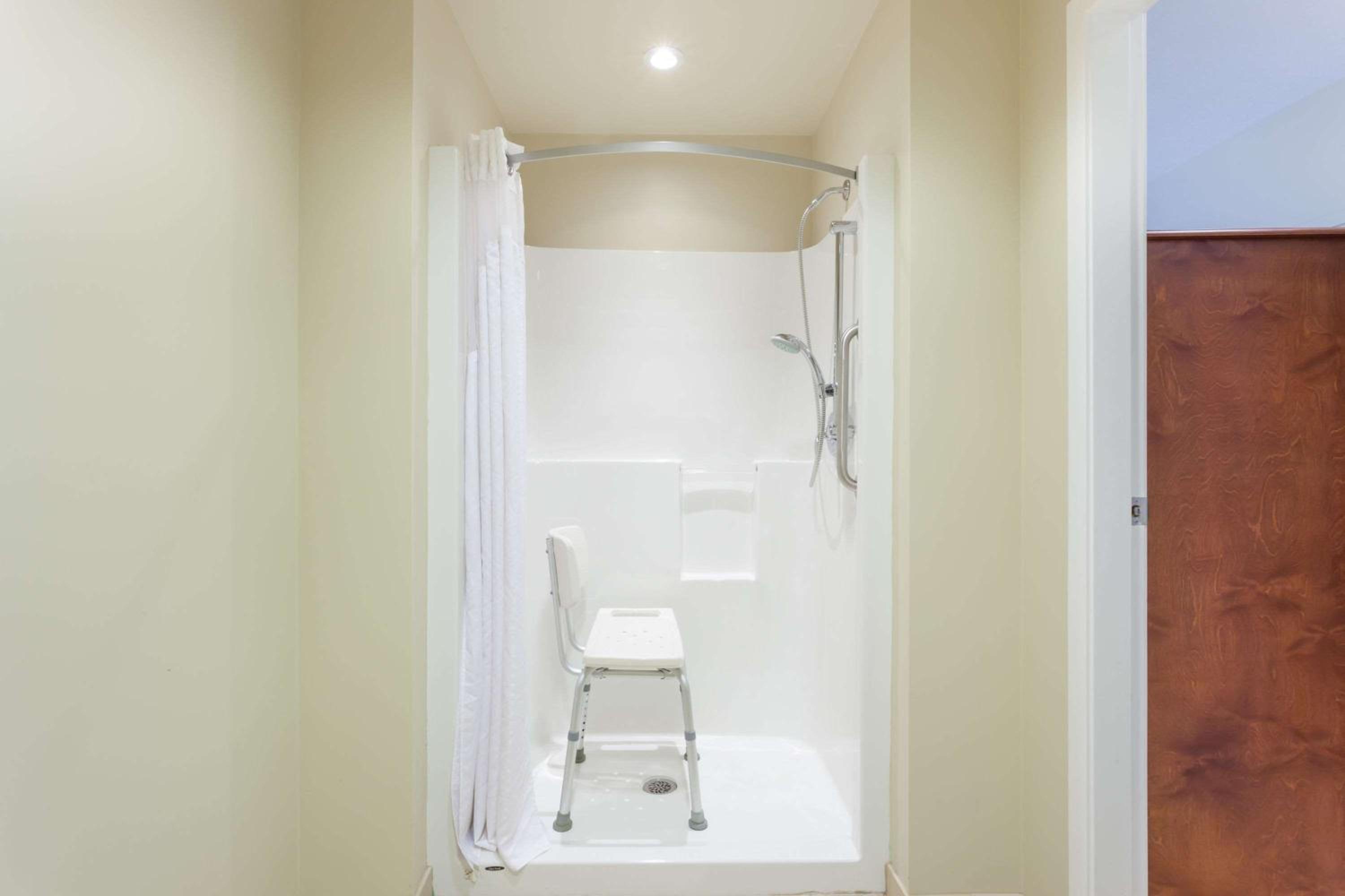 Queen Room - Disability Access - Non-Smoking - Photo 4