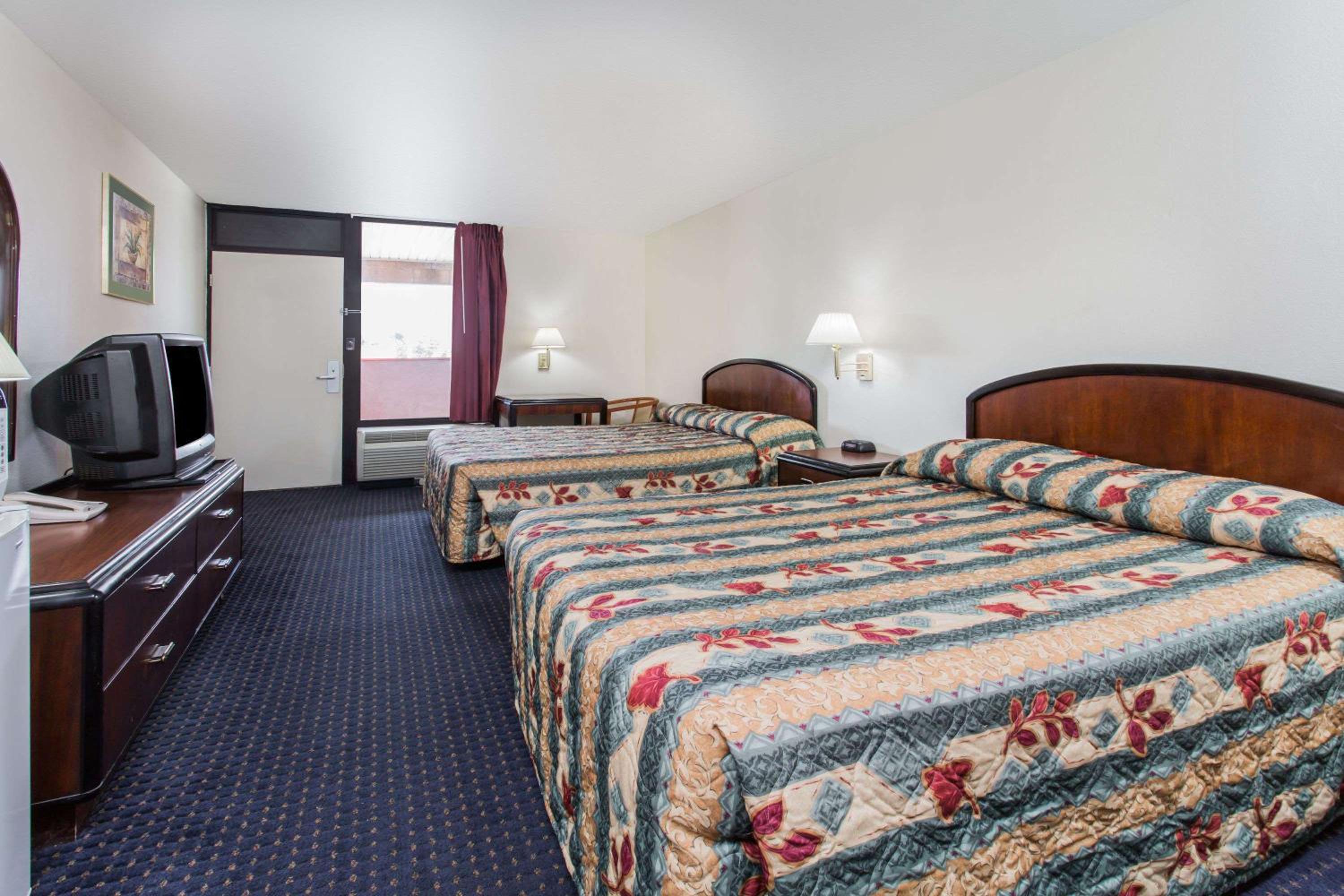 Queen Room with Two Queen Beds - Non-Smoking - Photo 3