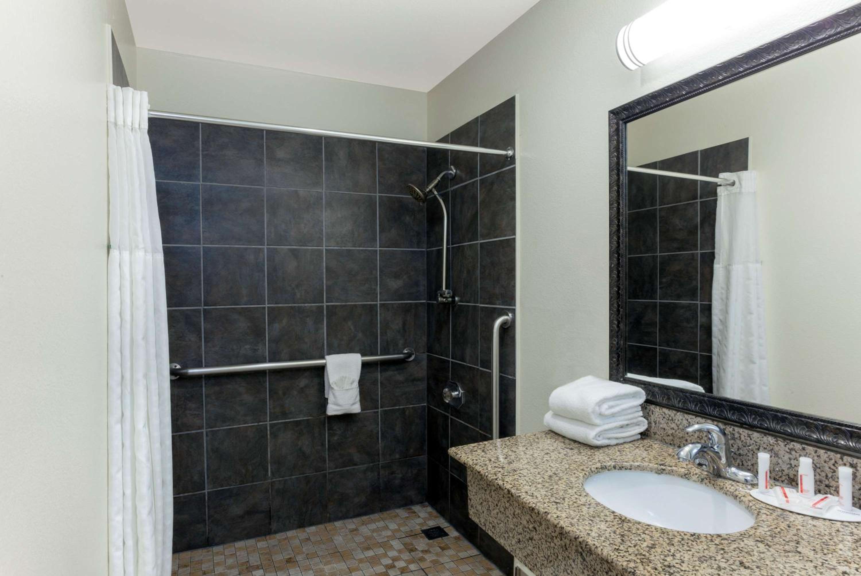 Queen Room with Mobility/Hearing Access - Non-Smoking - Photo 3