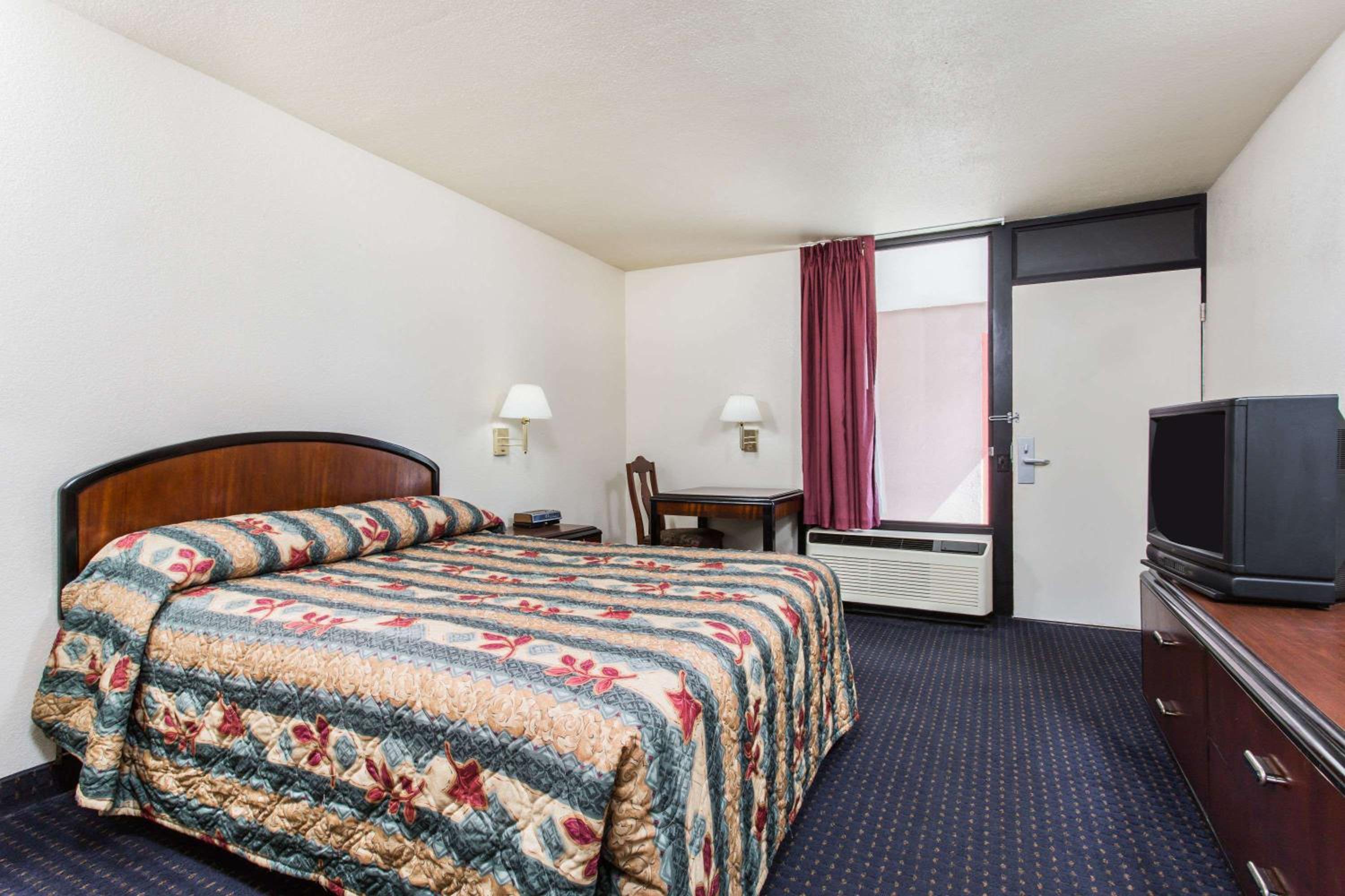 Queen Room - Non-Smoking - Photo 7