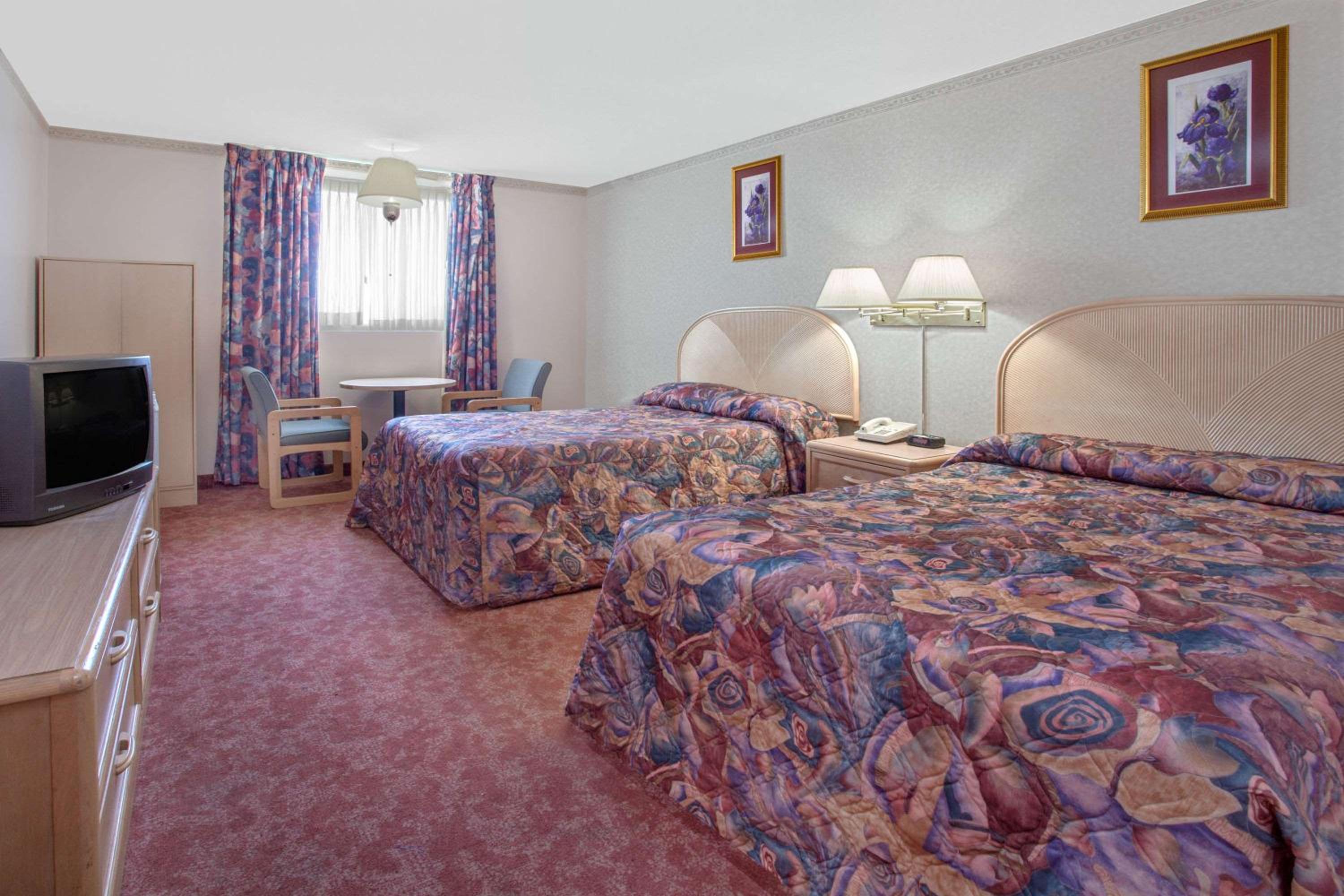 Queen Room with Two Queen Beds - Non-Smoking - Photo 6
