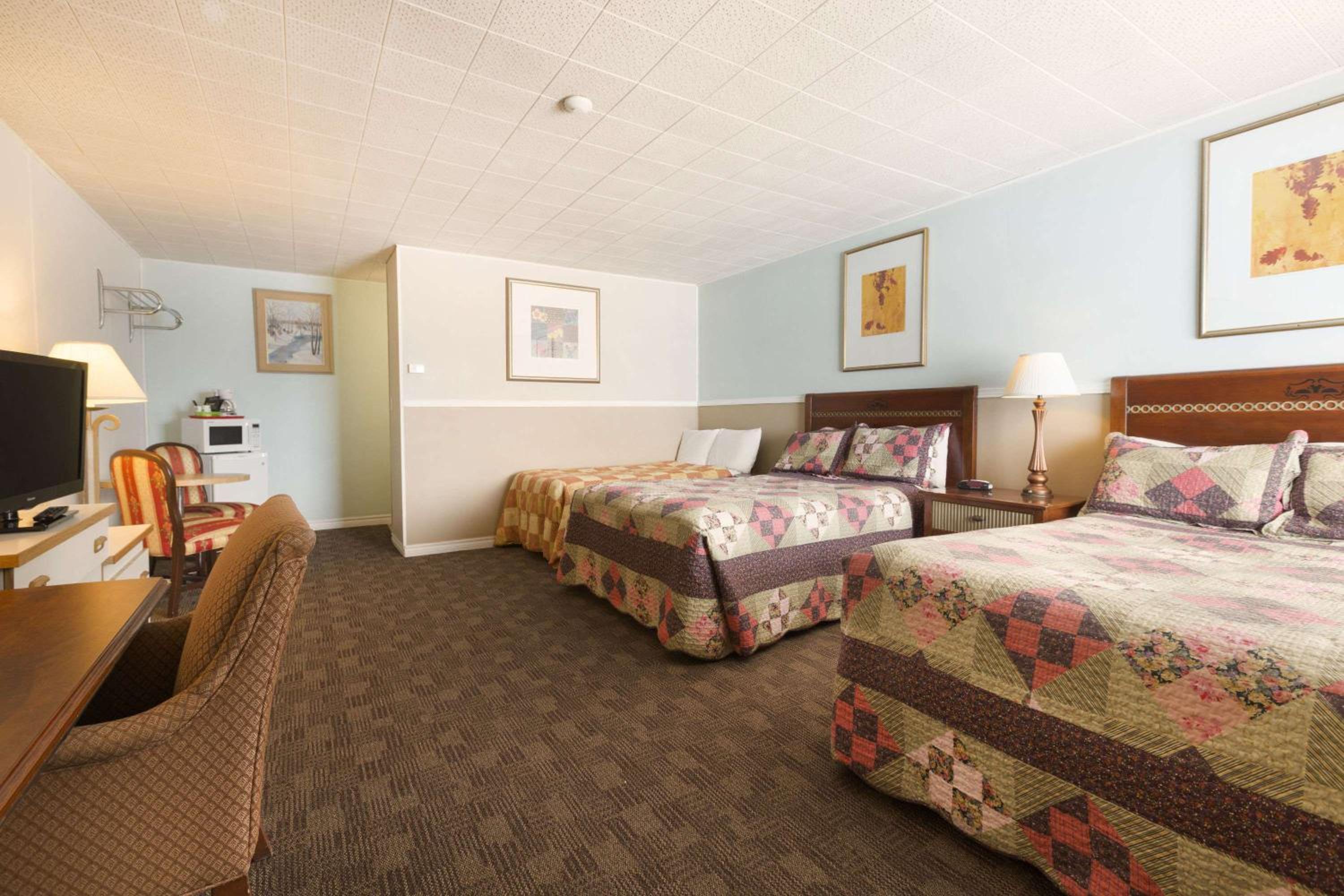 Suite with Two Double Beds - Non-Smoking - Photo 2