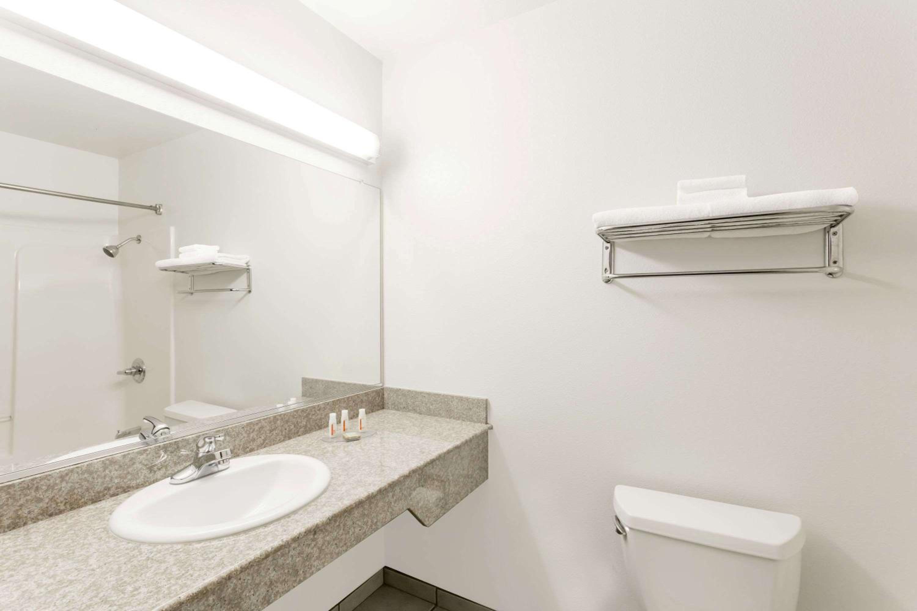 King Room - Non-Smoking - Photo 4