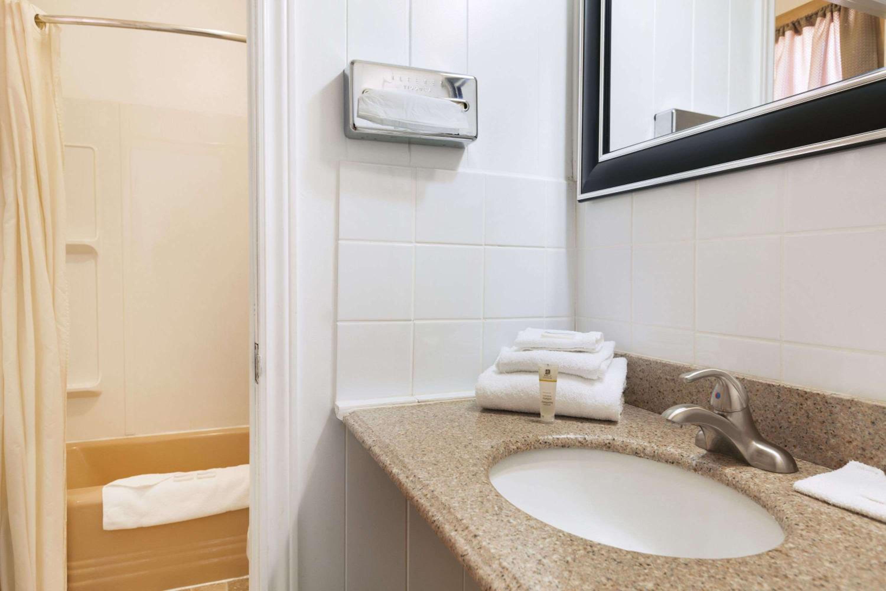 2 Double Beds, 1 Twin bed, Suite, Kitchenette, Non-Smoking - Photo 1