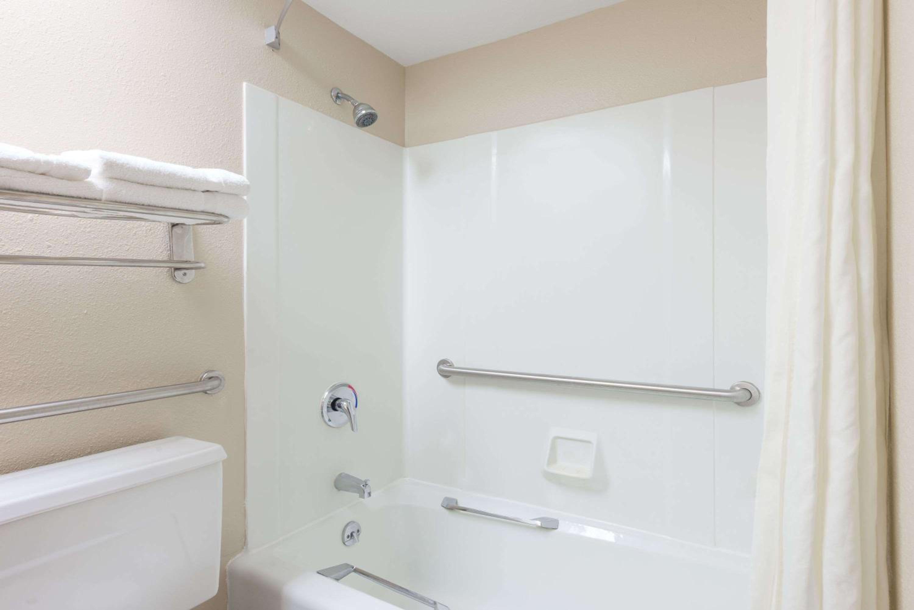 King Room - Disability Access - Non-Smoking - Photo 2