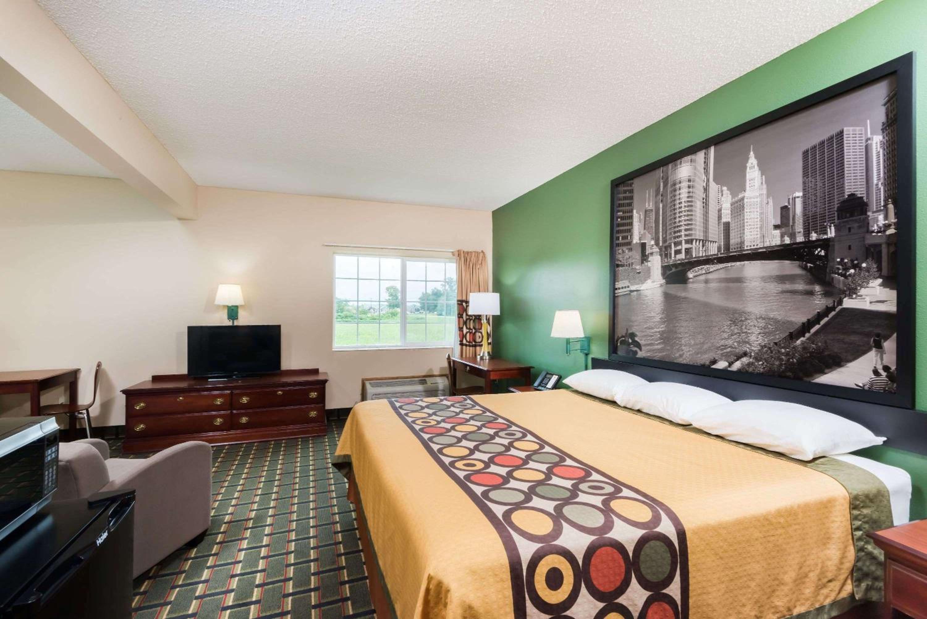 King Room - Non-Smoking - Photo 5
