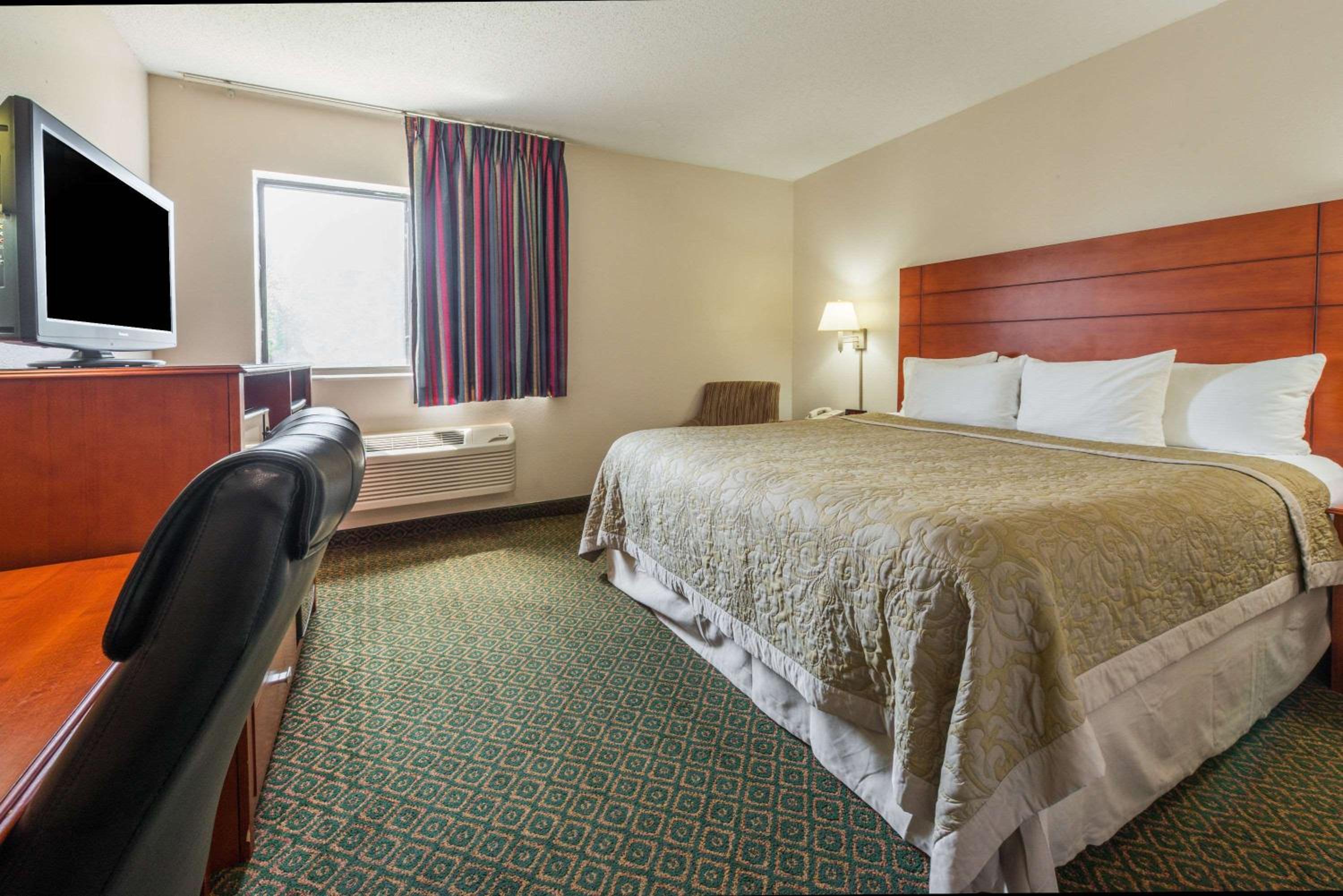 King Room - Disability Access - Non-Smoking - Photo 3