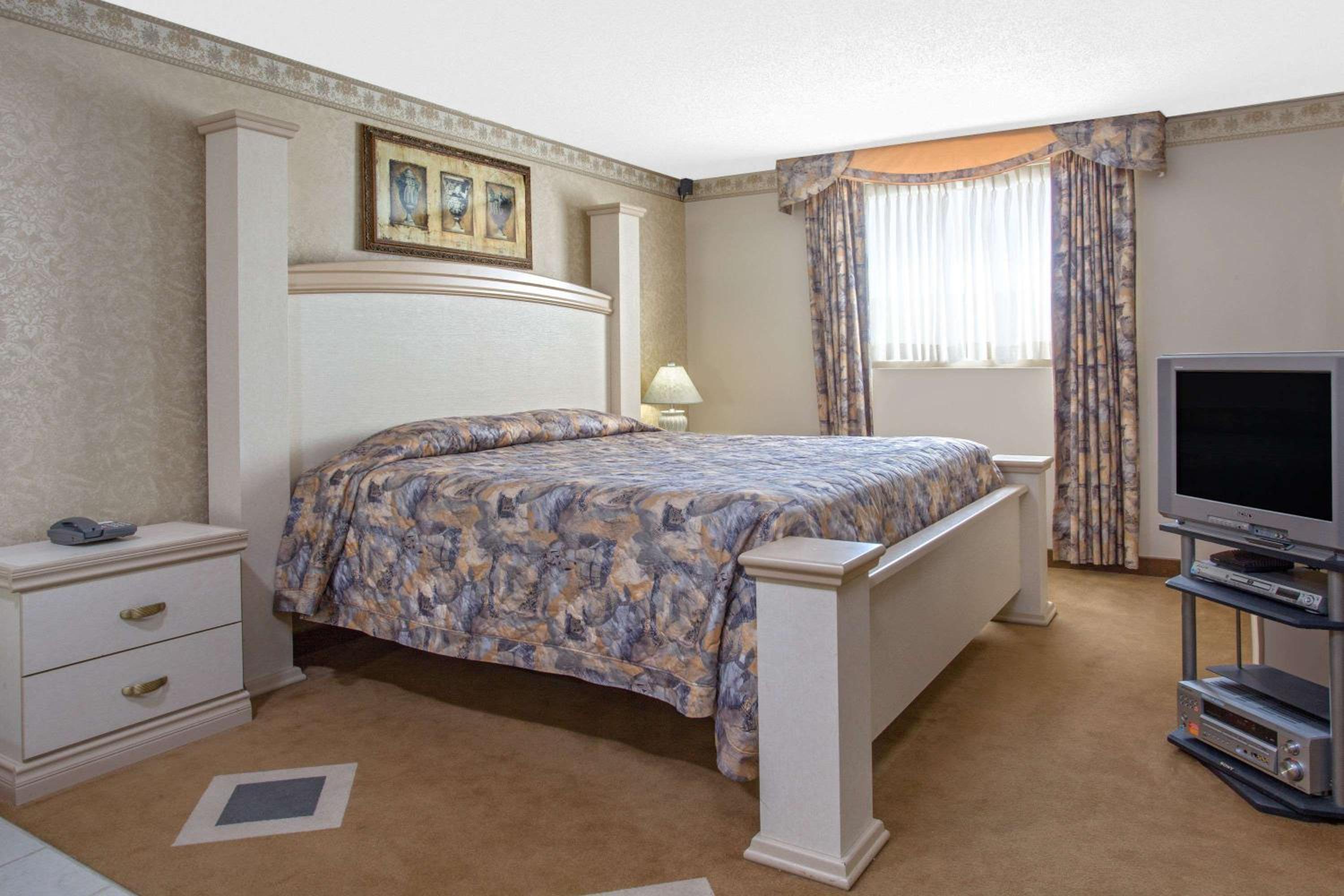 King Room- Non-Smoking photo 2