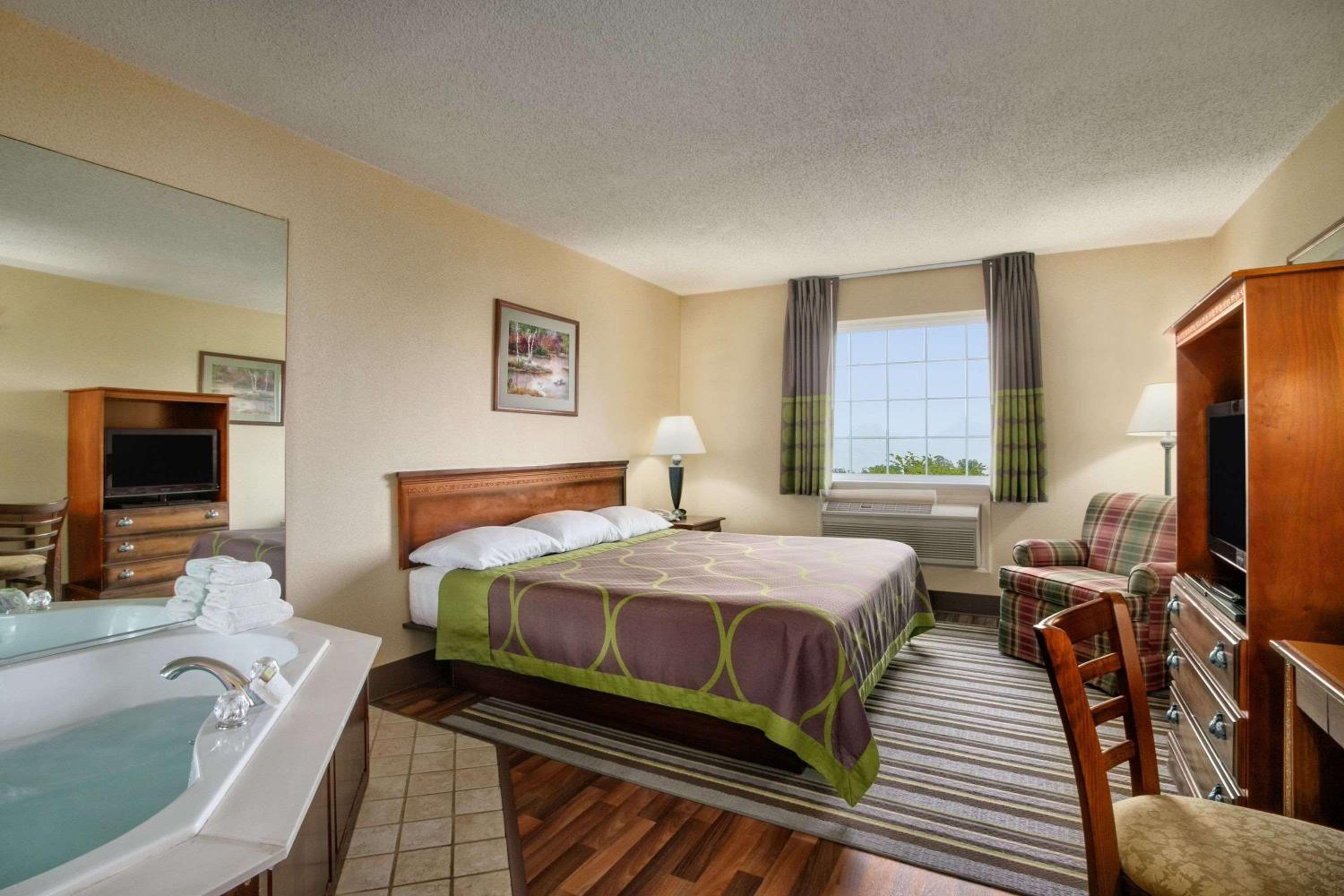Deluxe King Suite - Photo 1
